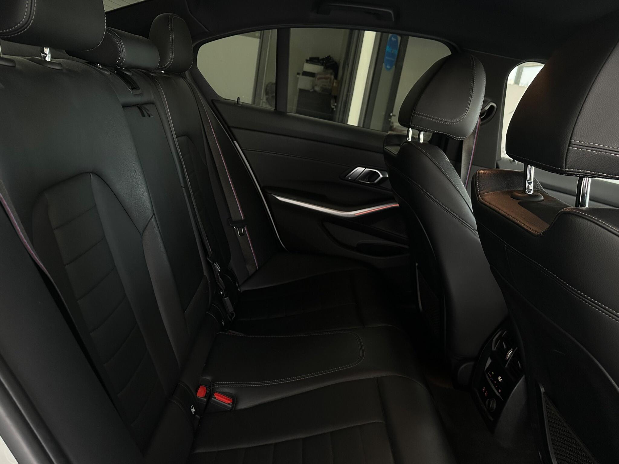 BMW 3 Series view 32