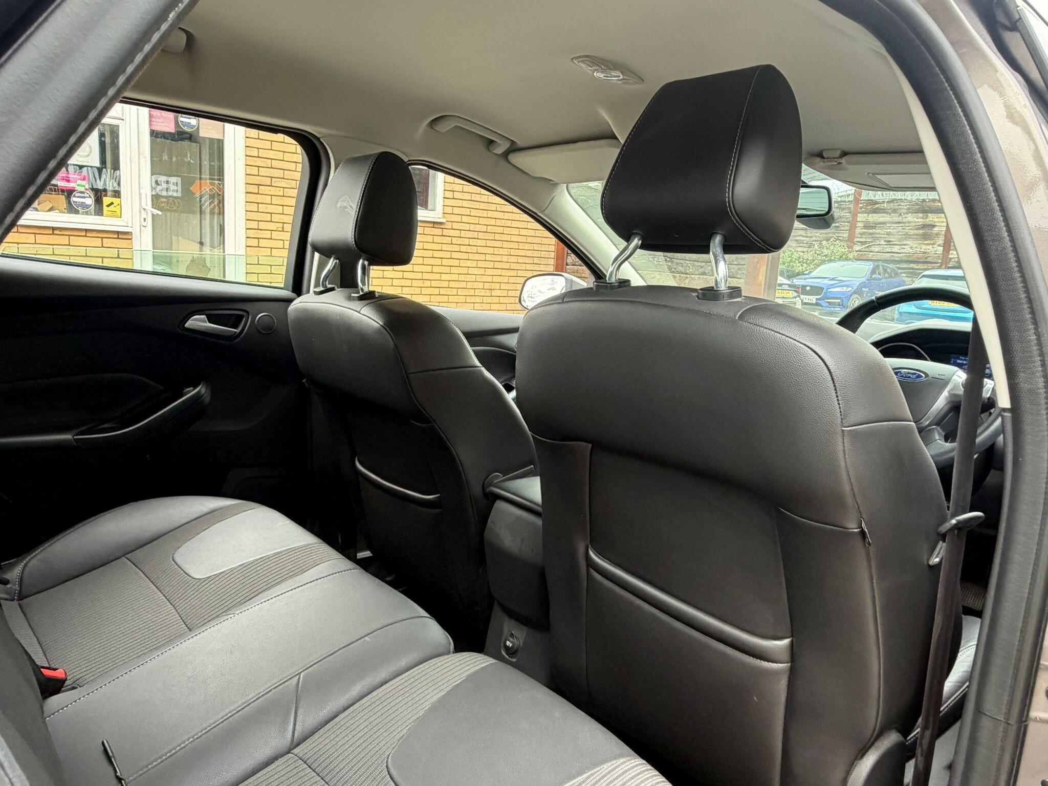 Ford Focus view 16