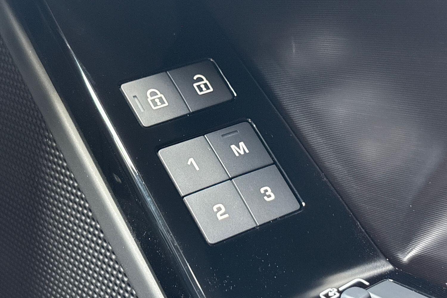 Land Rover Range Rover Velar view 31