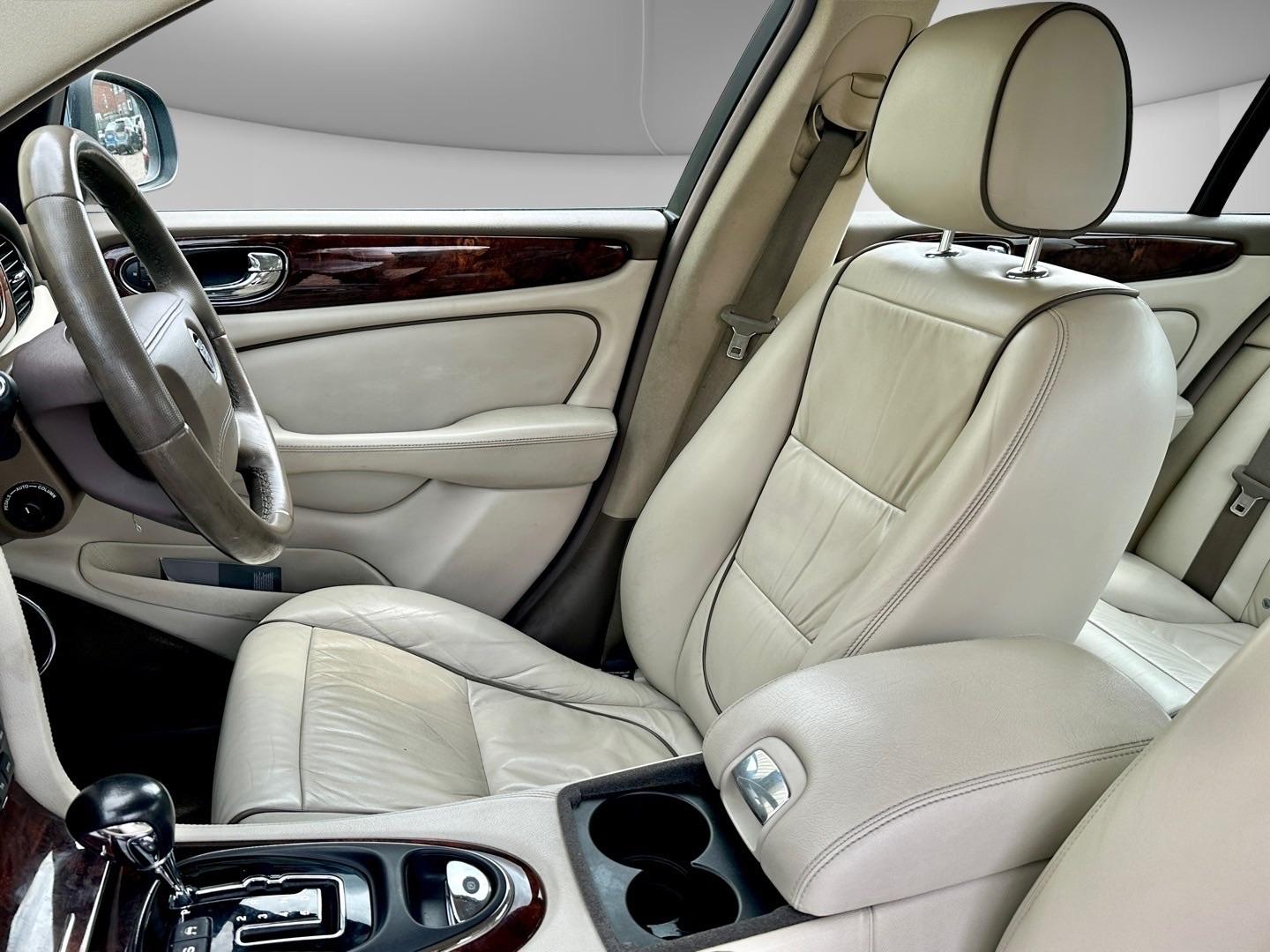 Jaguar XJ view 13