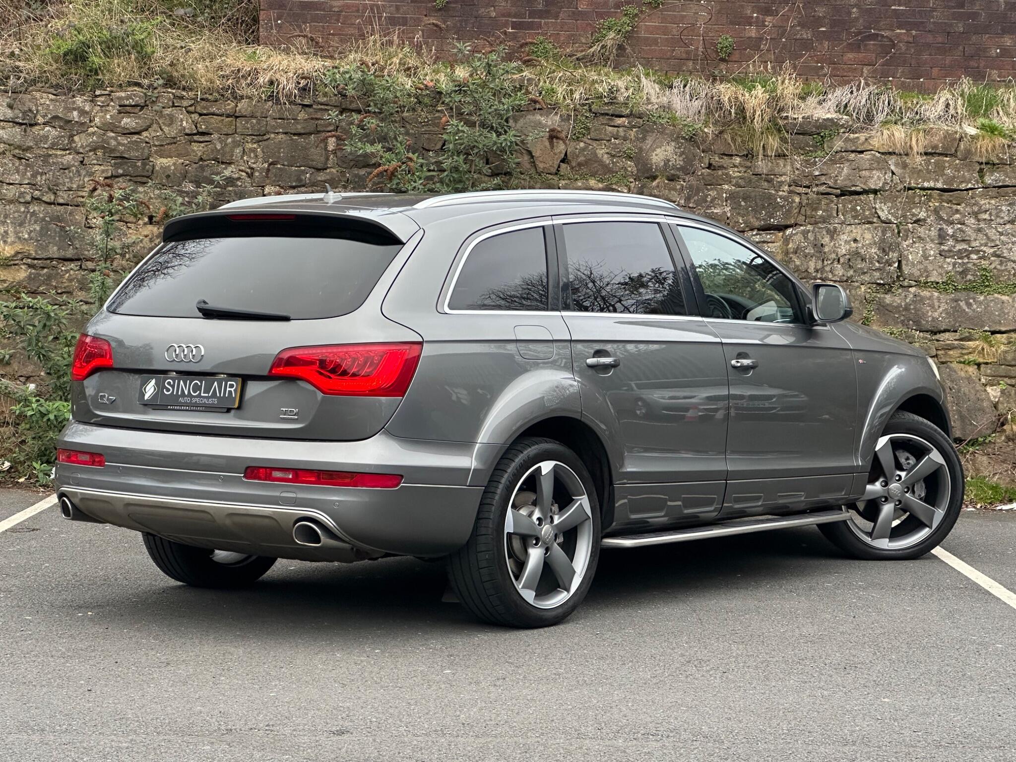 Audi Q7 view 7