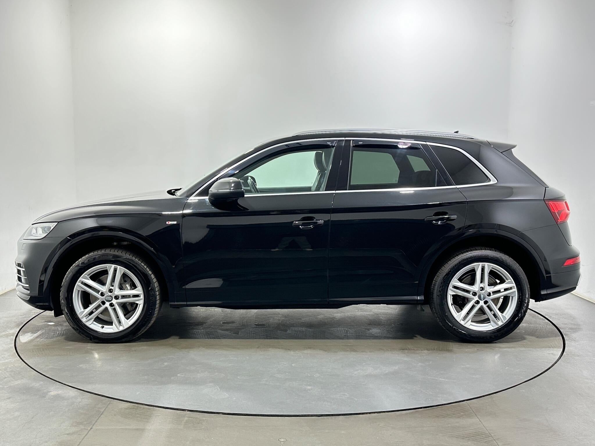 Audi Q5 view 5