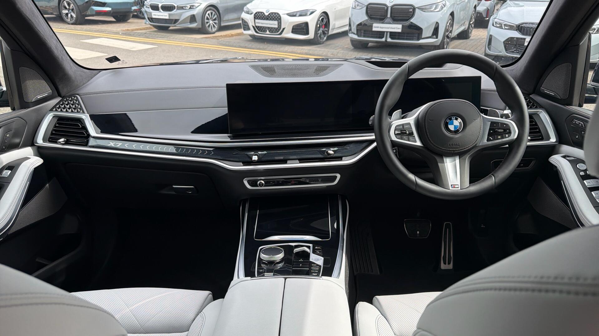 BMW X7 view 4