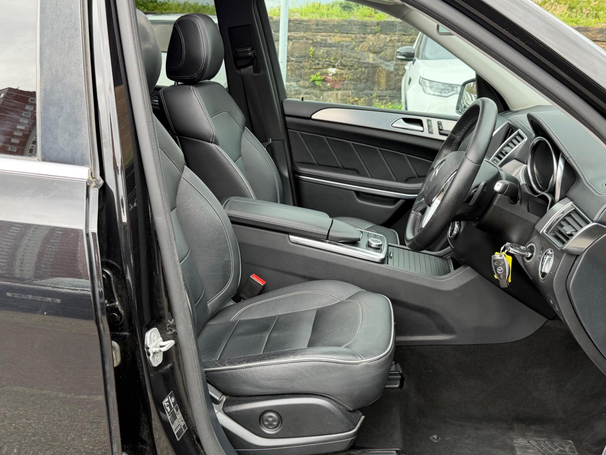 Mercedes-Benz GL view 16