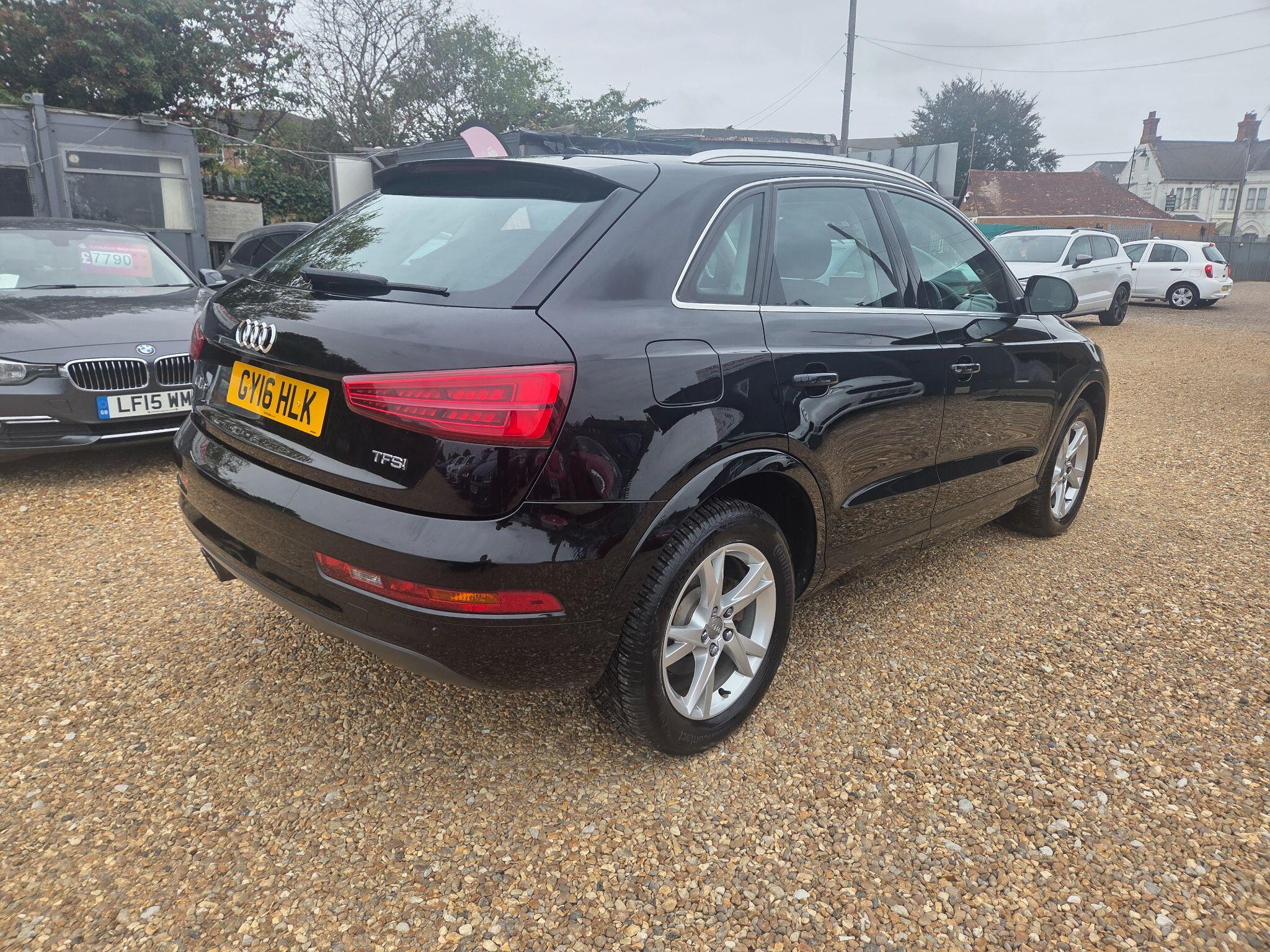 Audi Q3 view 29