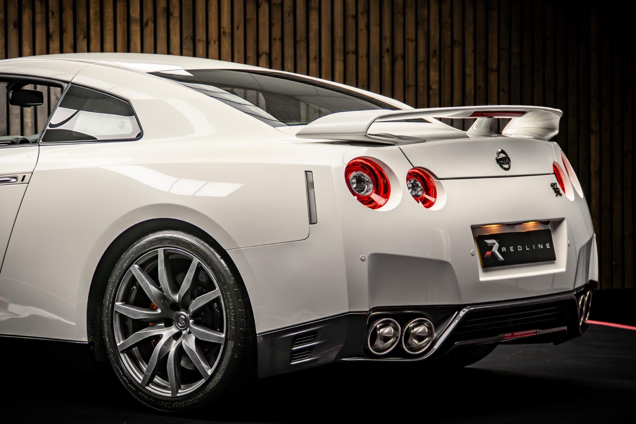 Nissan GT-R view 17