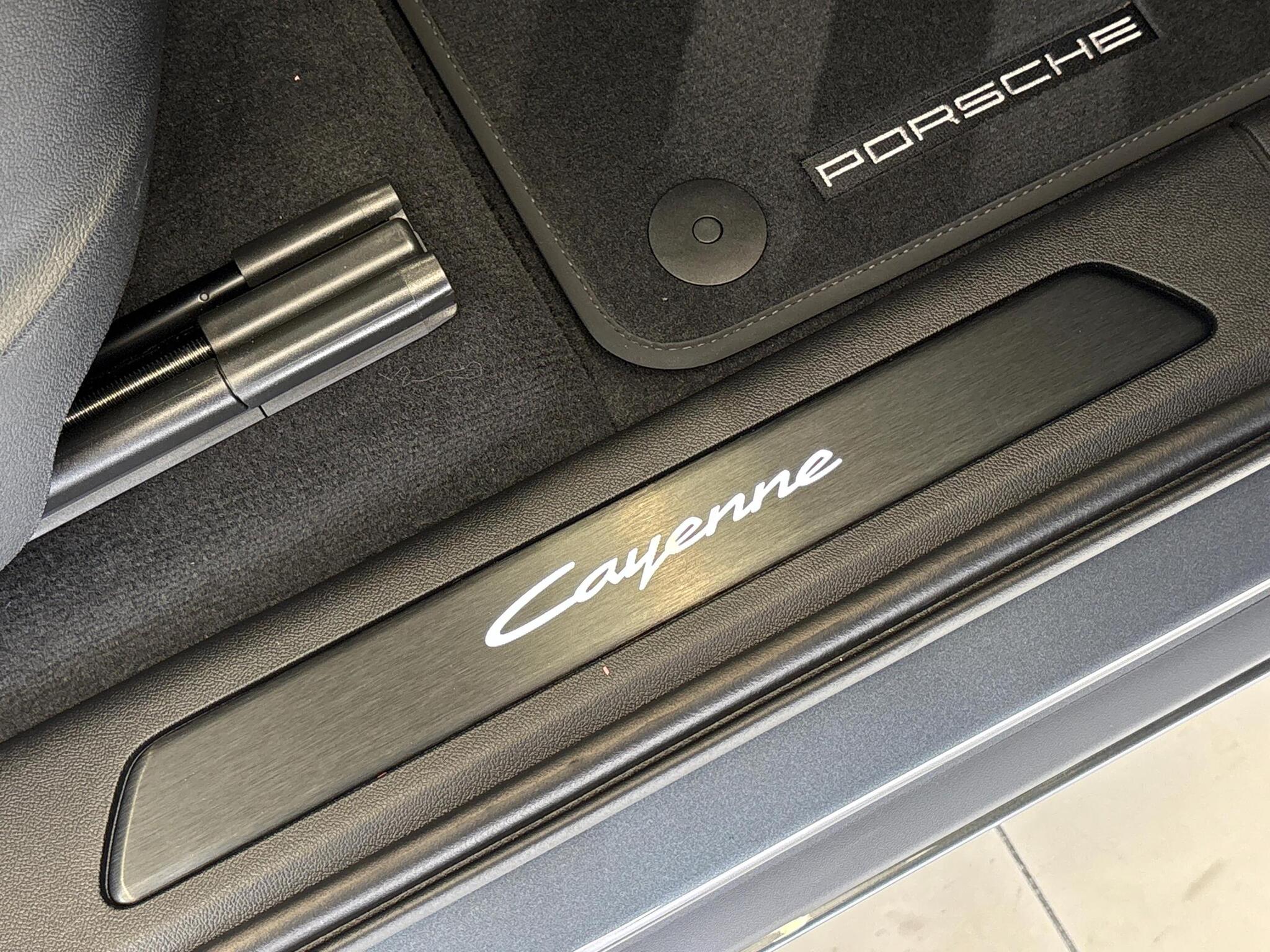 Porsche Cayenne view 30