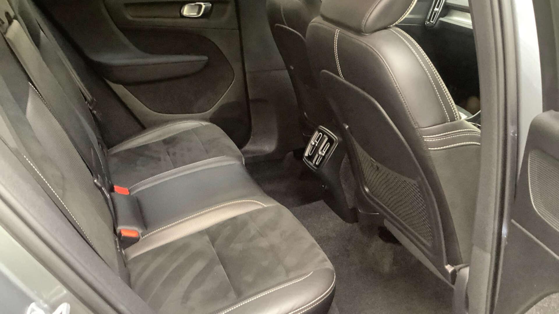 Volvo XC40 view 11