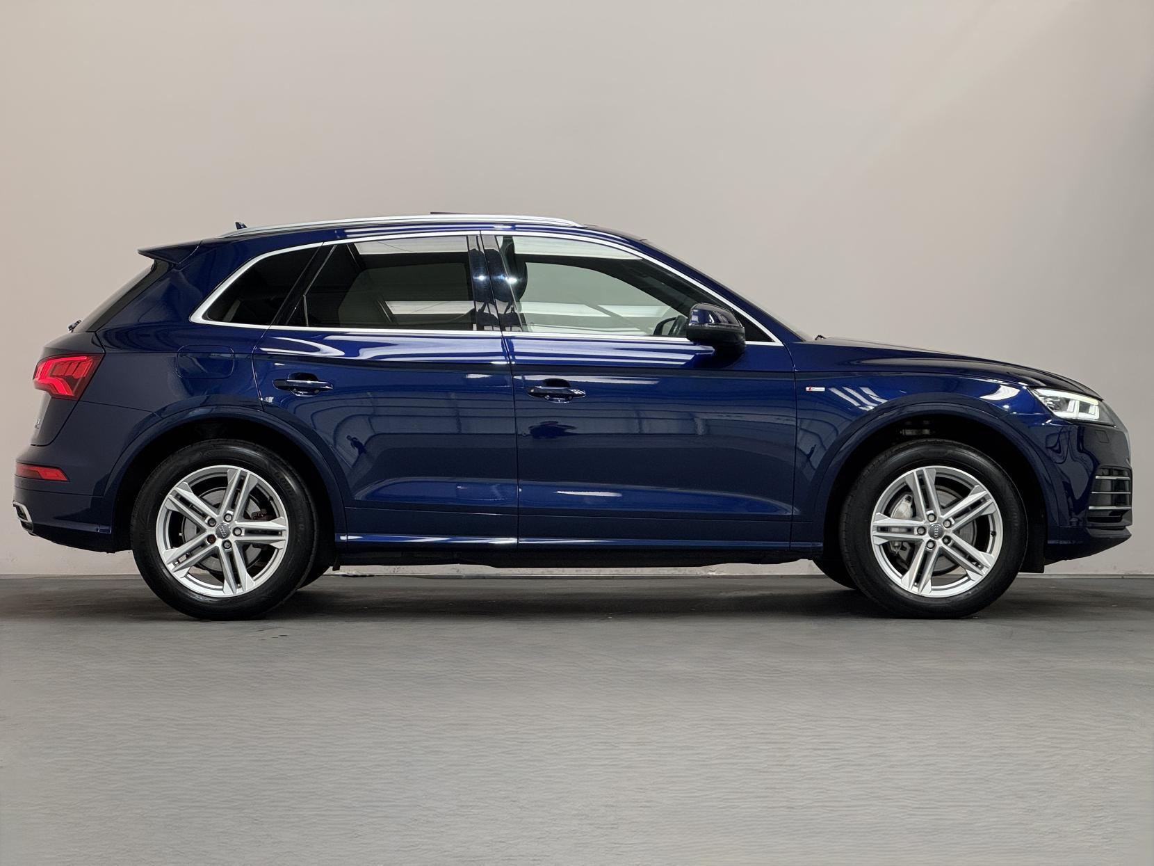 Audi Q5 view 18