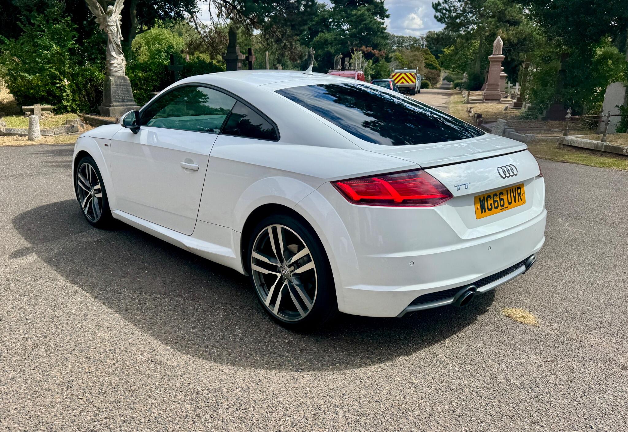 Audi TT view 11