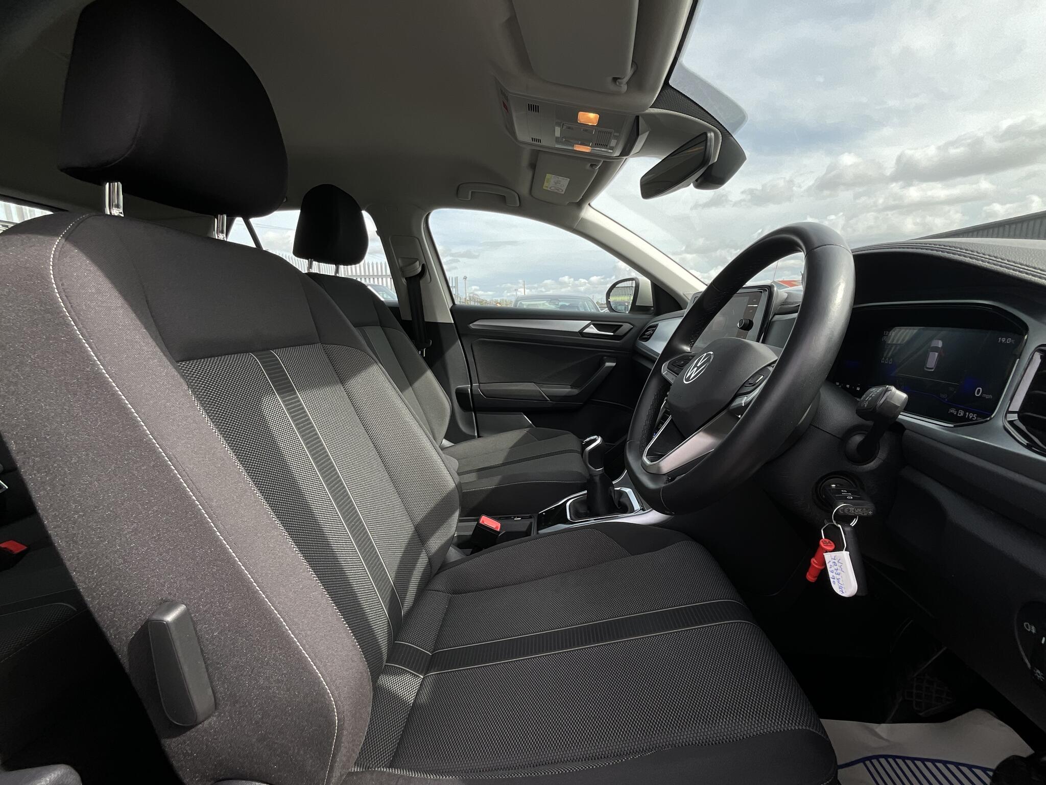 Volkswagen T-Roc view 9