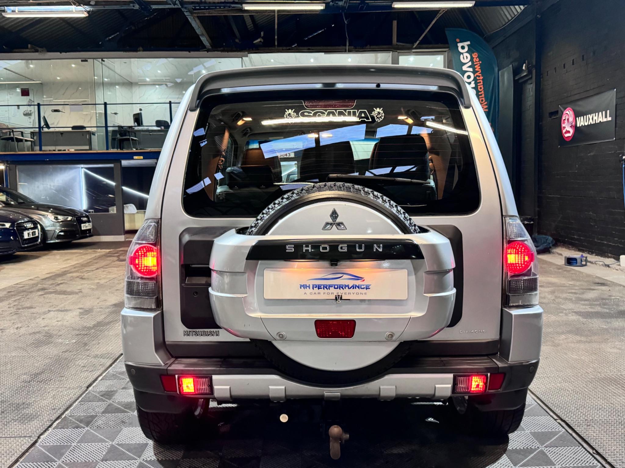 Mitsubishi Shogun view 45