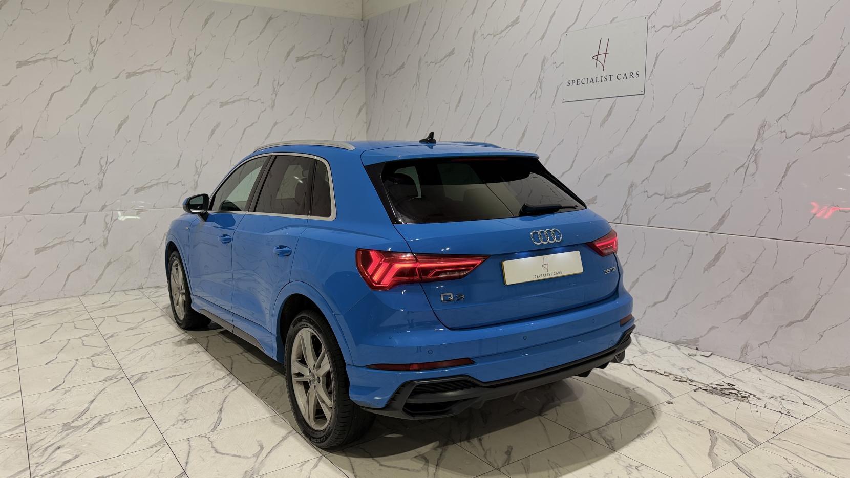 Audi Q3 view 44