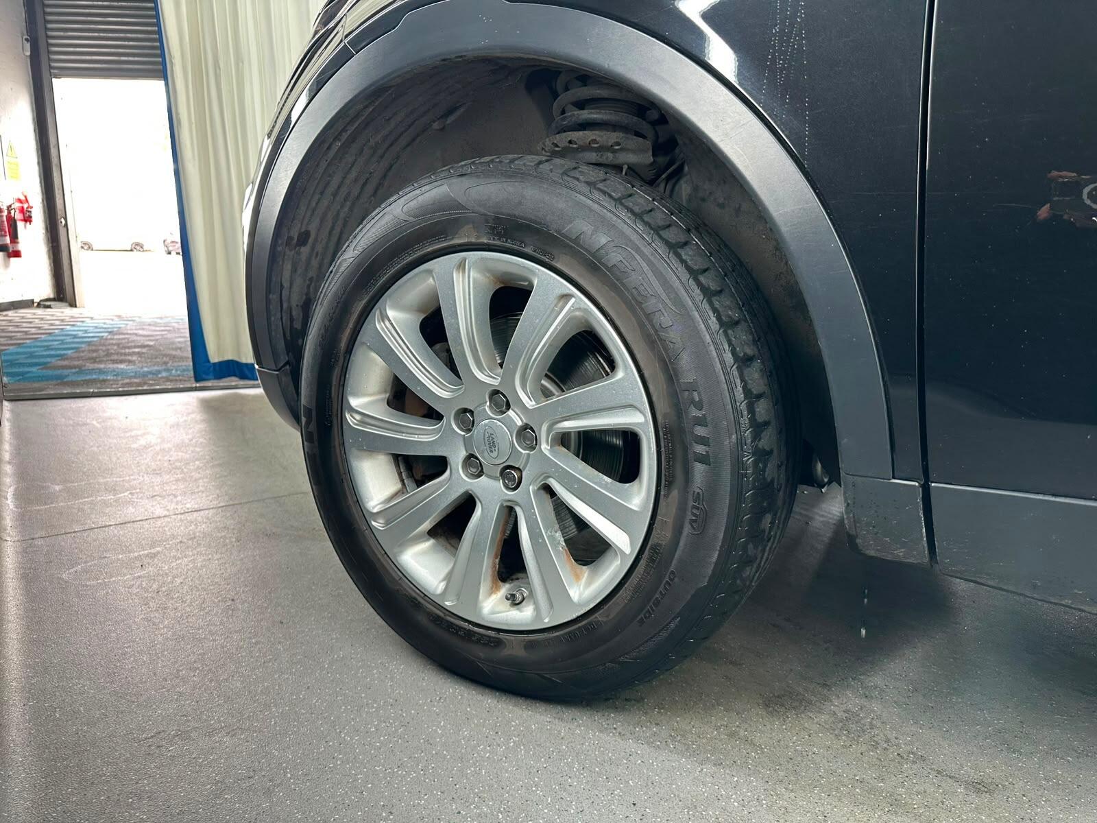 Land Rover Discovery Sport view 16