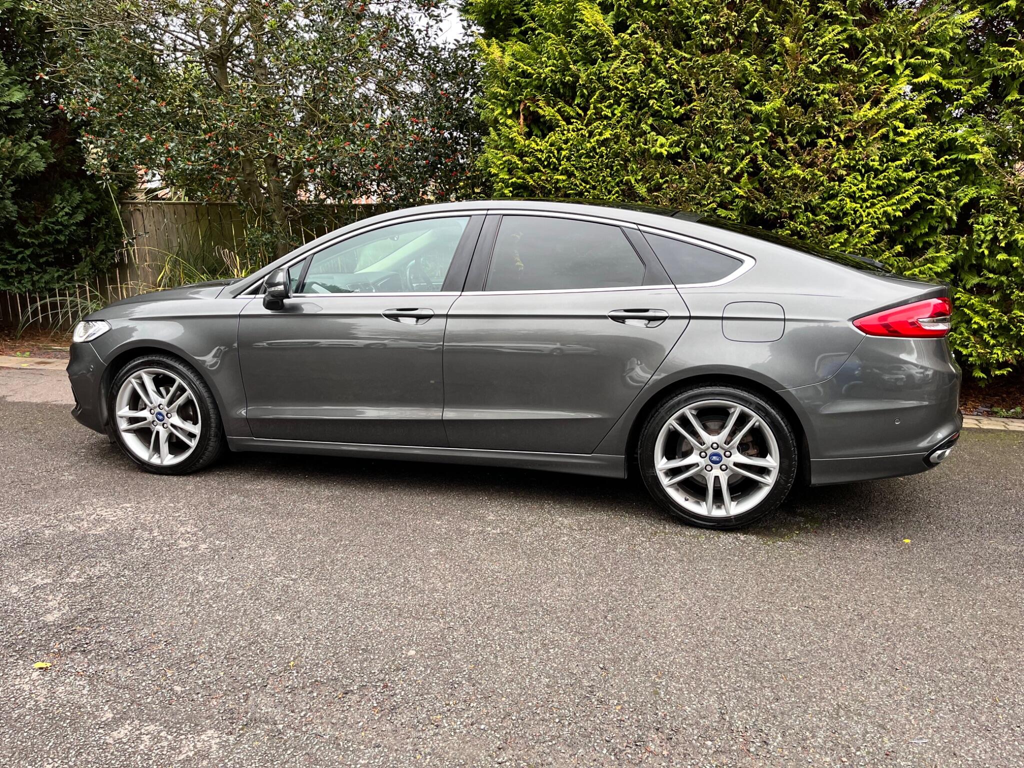 Ford Mondeo view 9