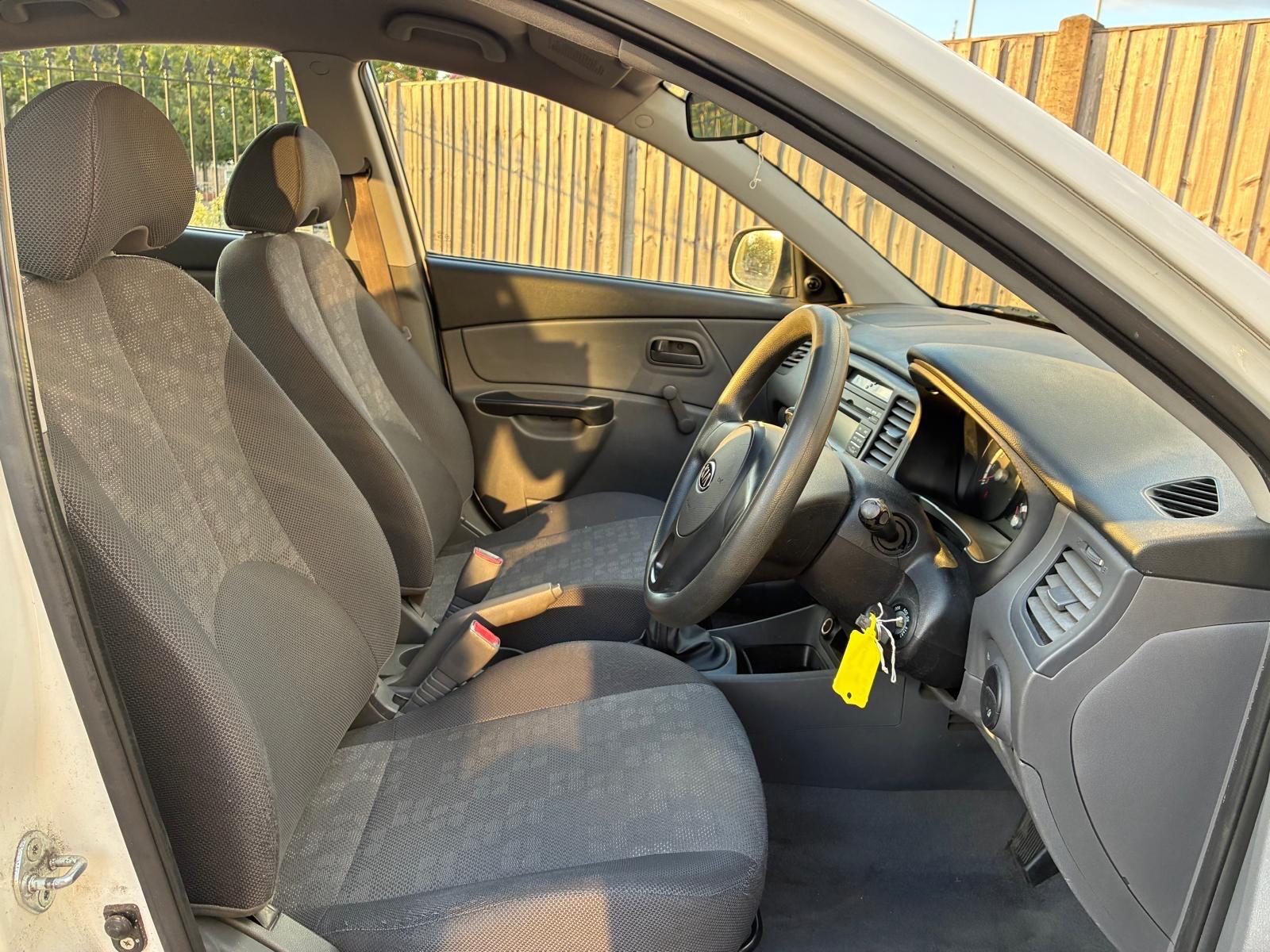 Kia Rio view 11