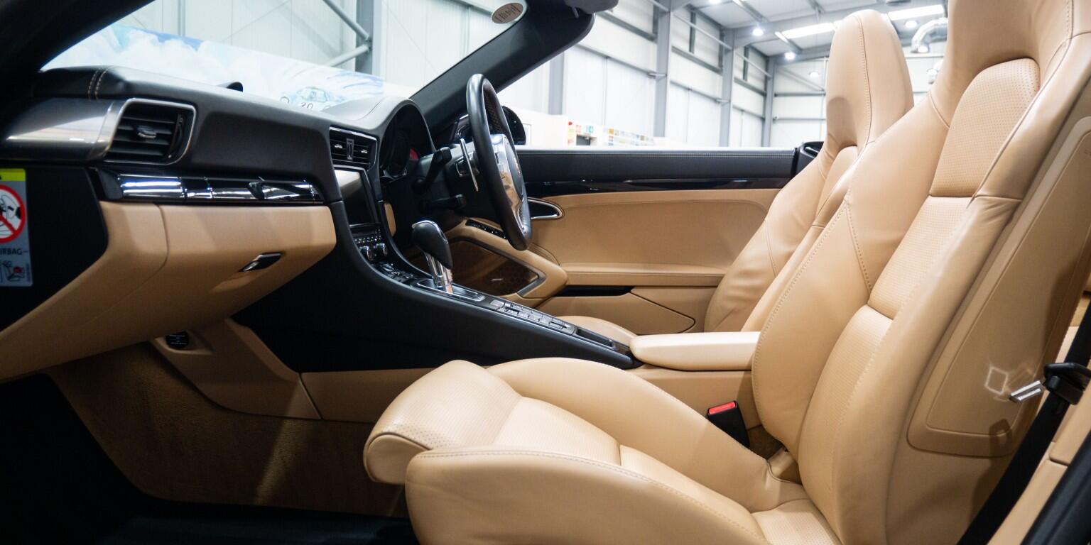 Porsche 911 view 18