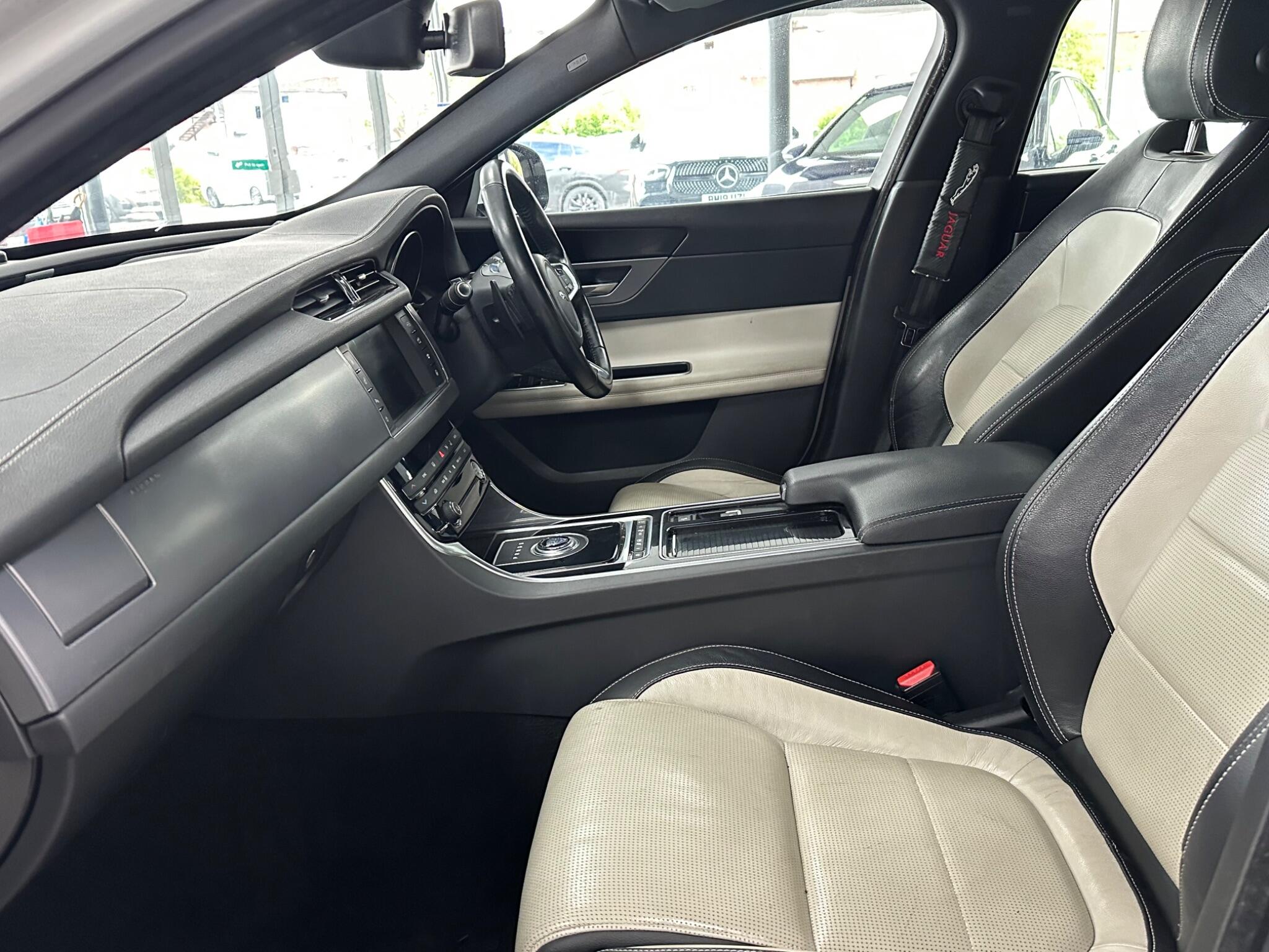 Jaguar XF view 38