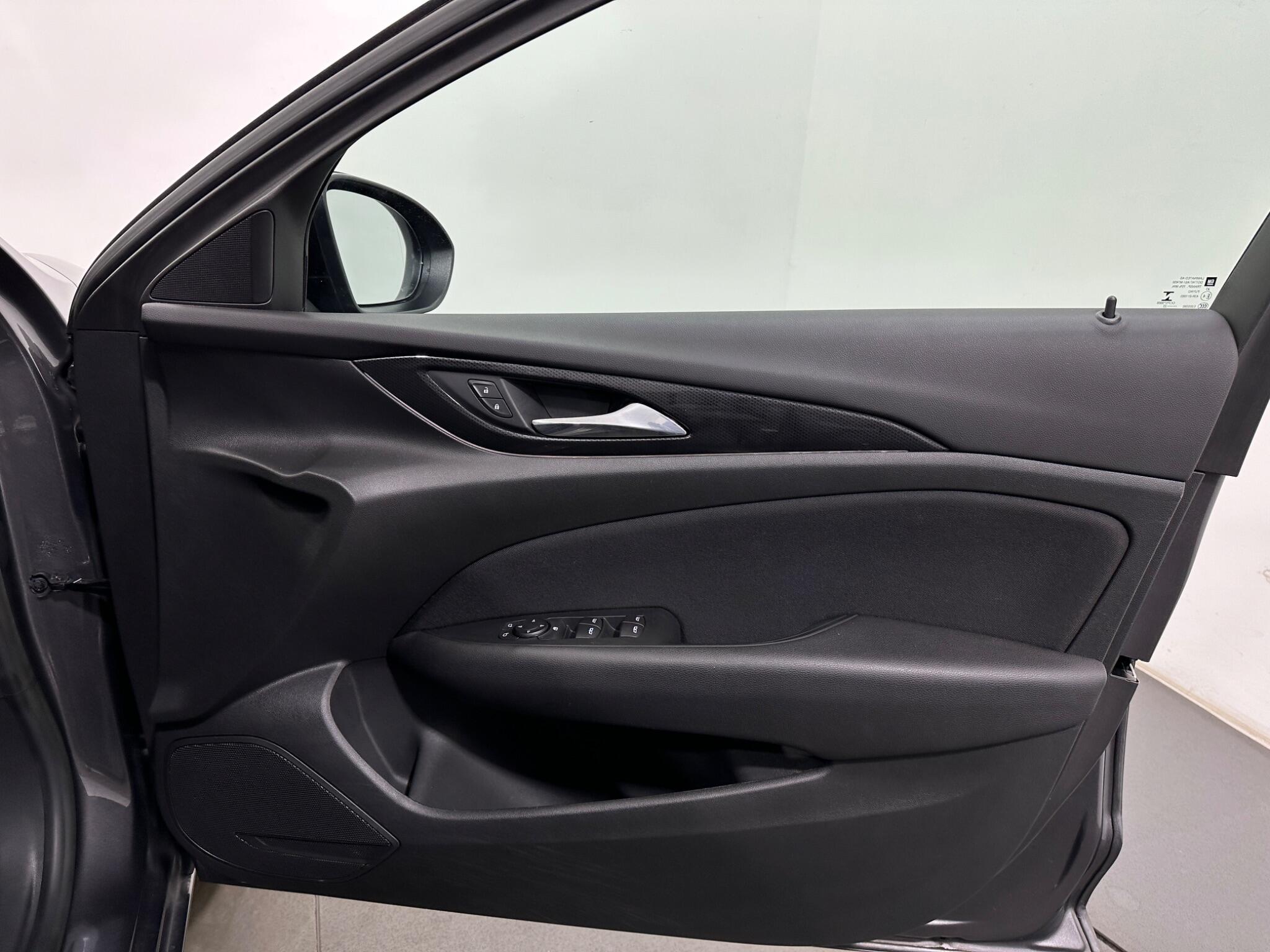 Vauxhall Insignia view 33