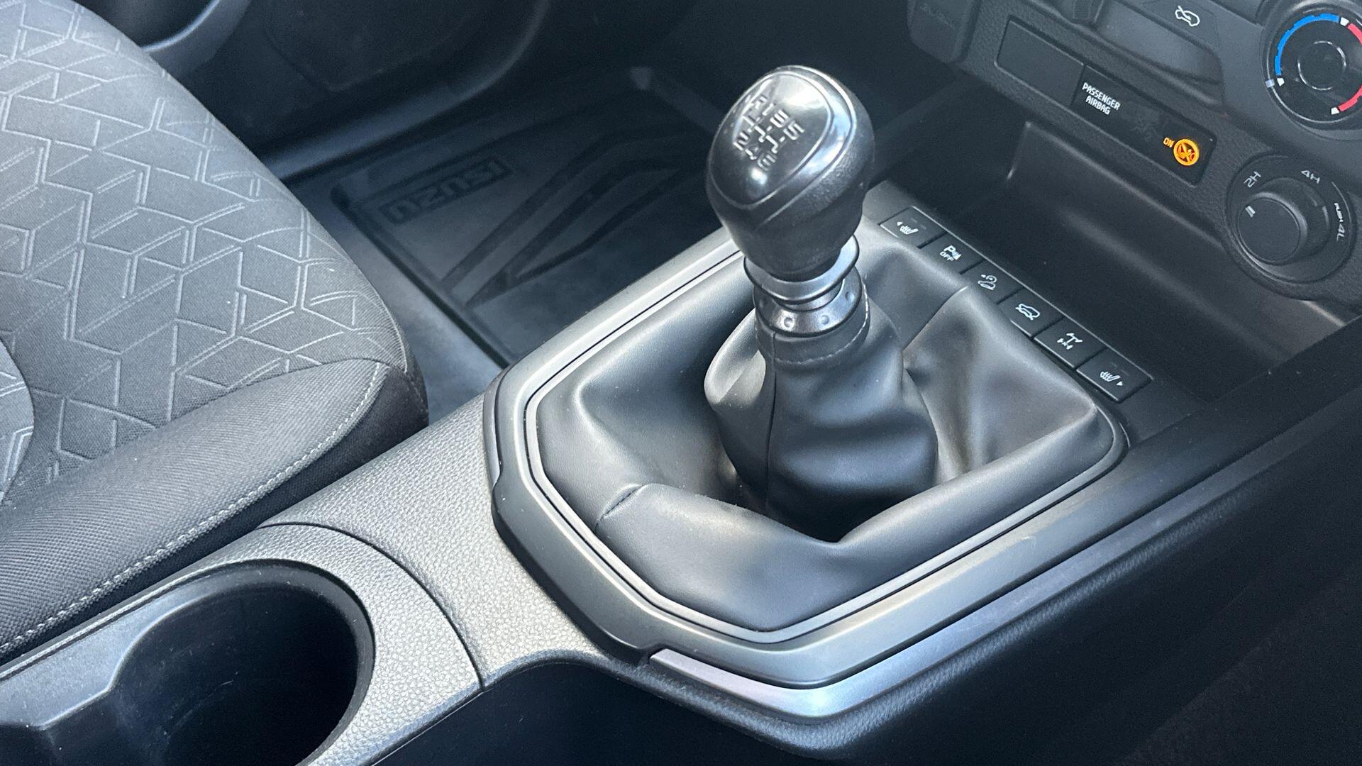 Isuzu D-Max view 13