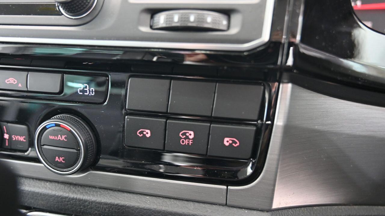Volkswagen Caravelle view 30