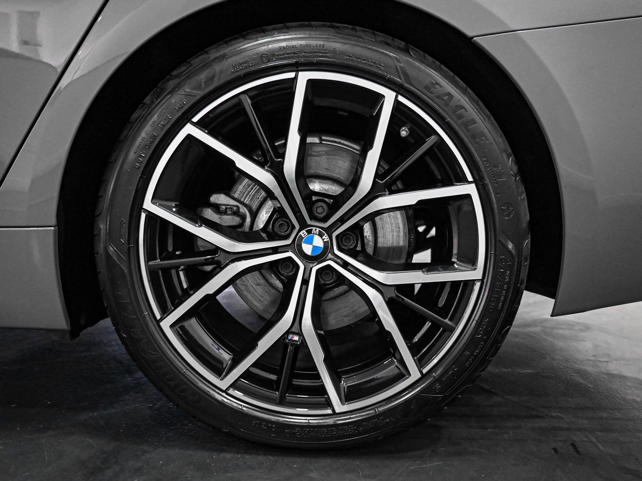 BMW 5 Series view 16