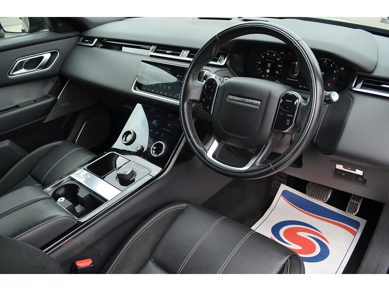 Land Rover Range Rover Velar view 2