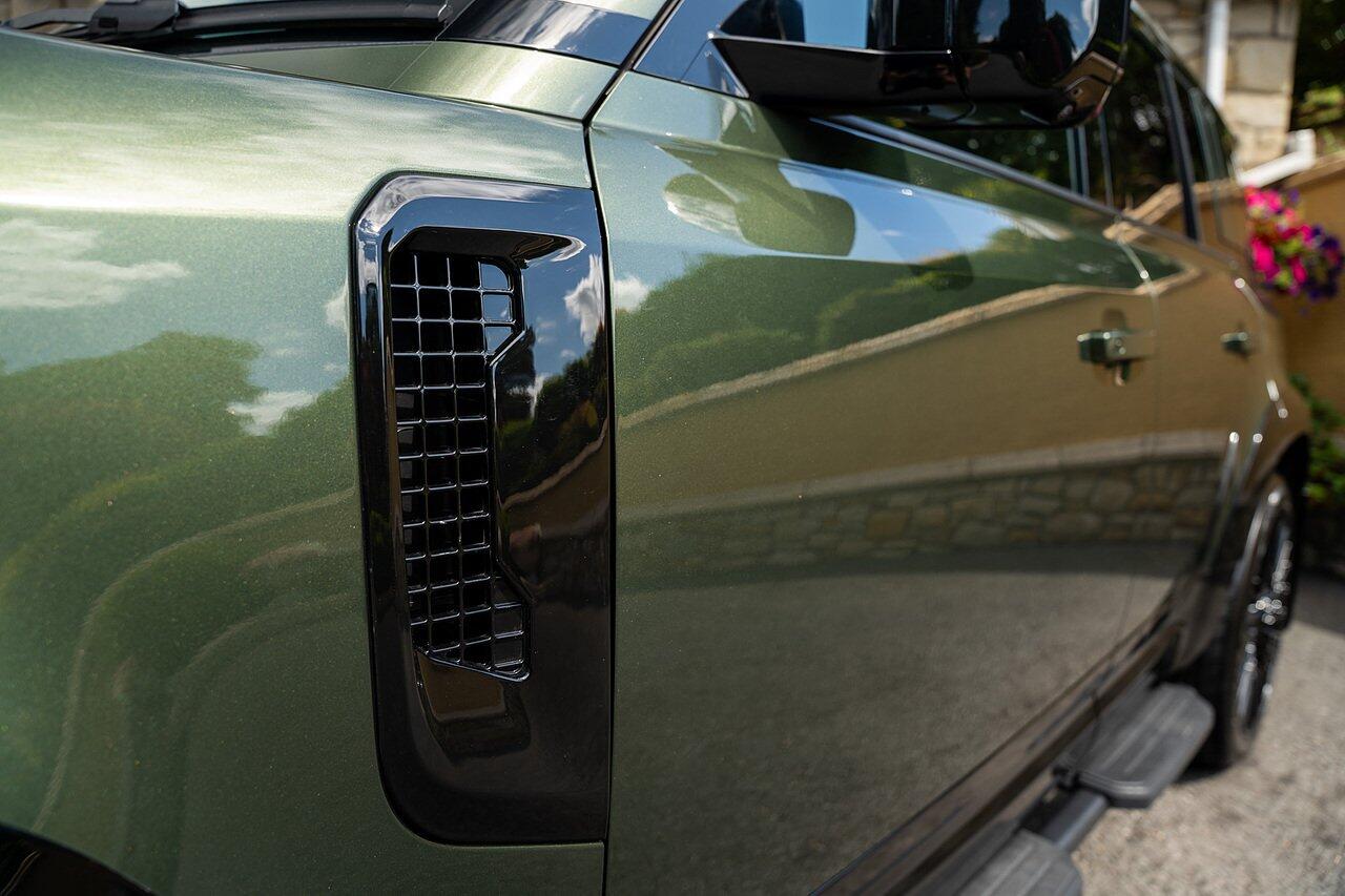 Land Rover Defender view 32