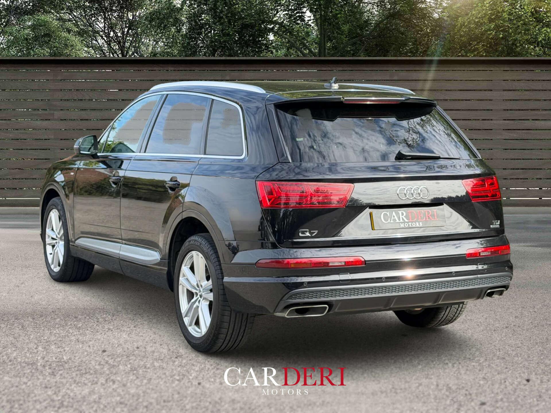 Audi Q7 view 3