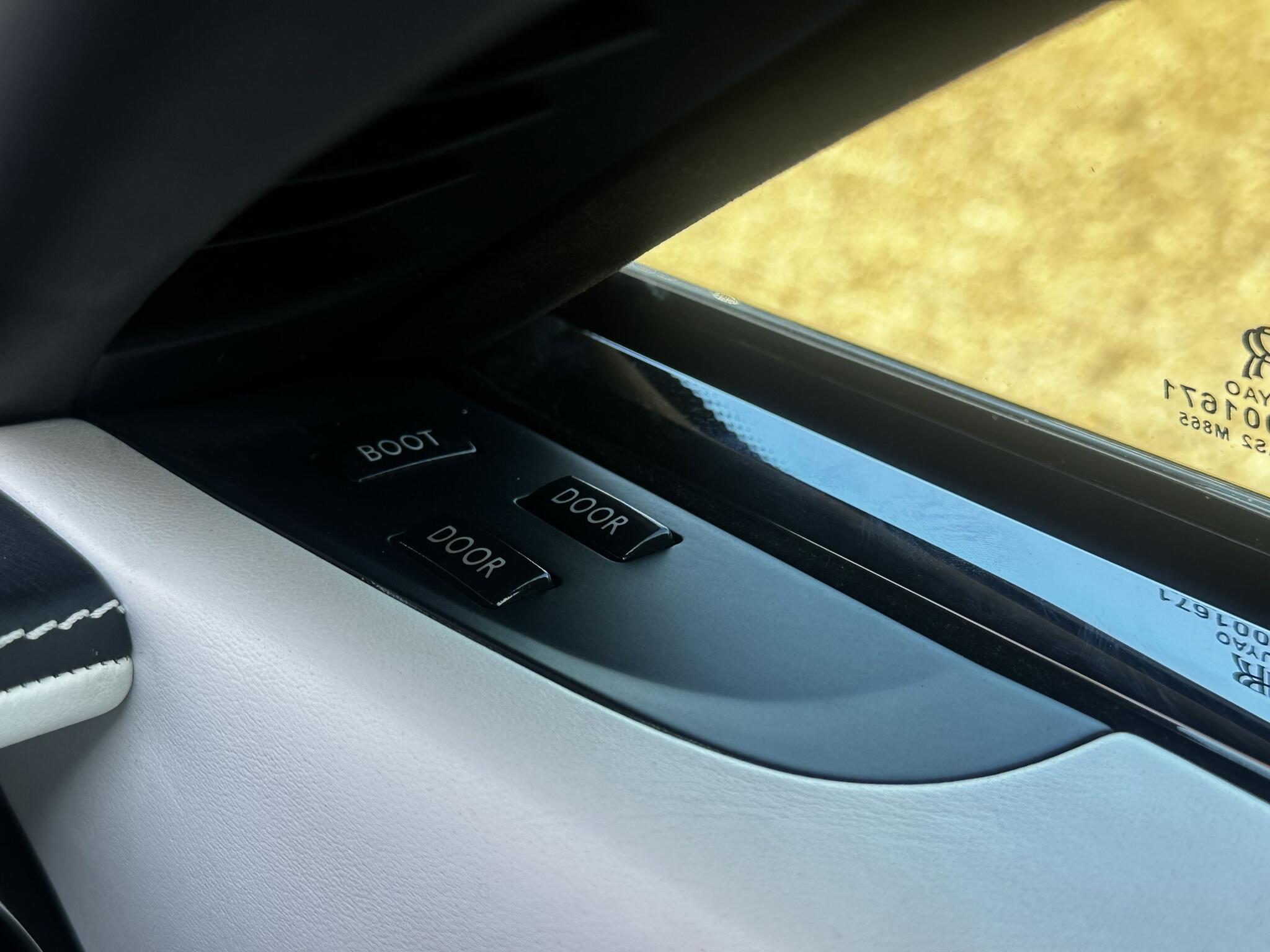 Rolls-Royce Dawn view 26