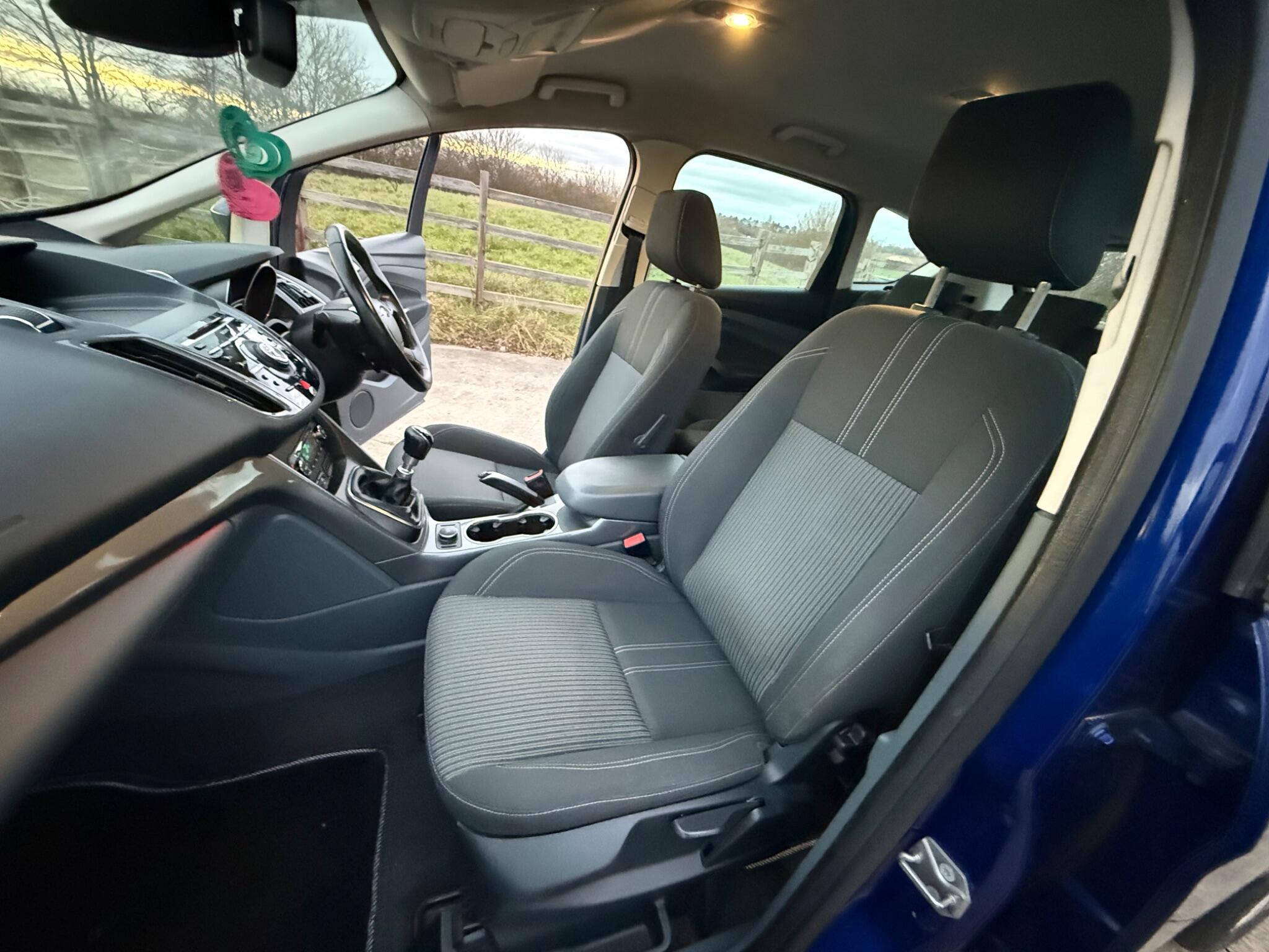 Ford C-Max 1.6 TDCi Titanium Euro 5 5dr — photo 50 of 104