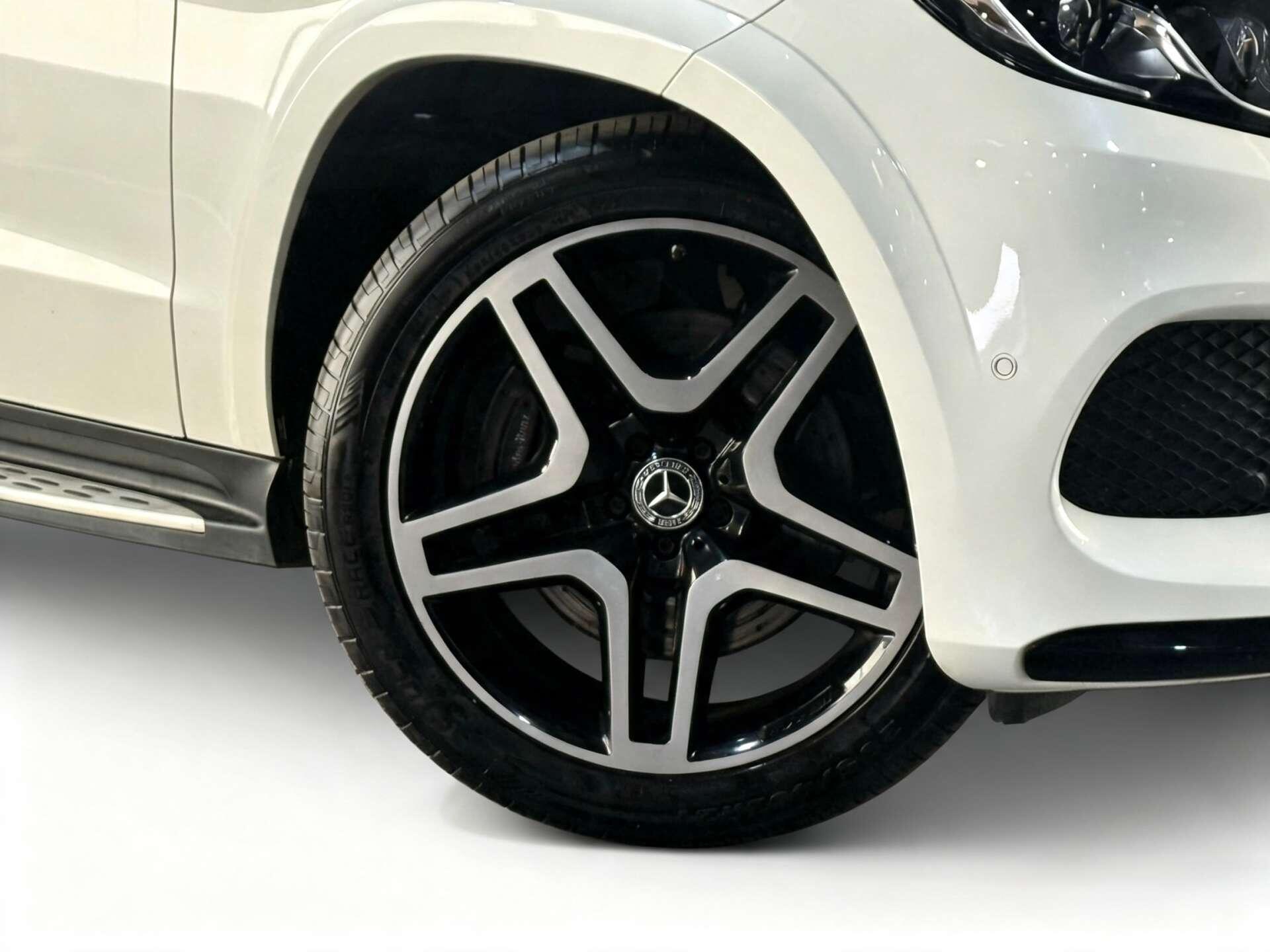 Mercedes-Benz GLS view 3