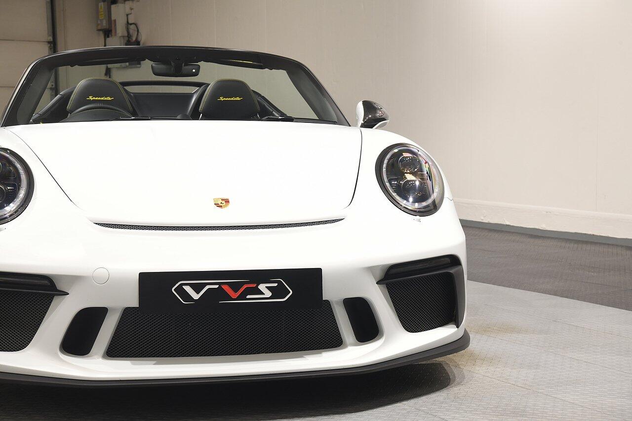 Porsche 911 view 35