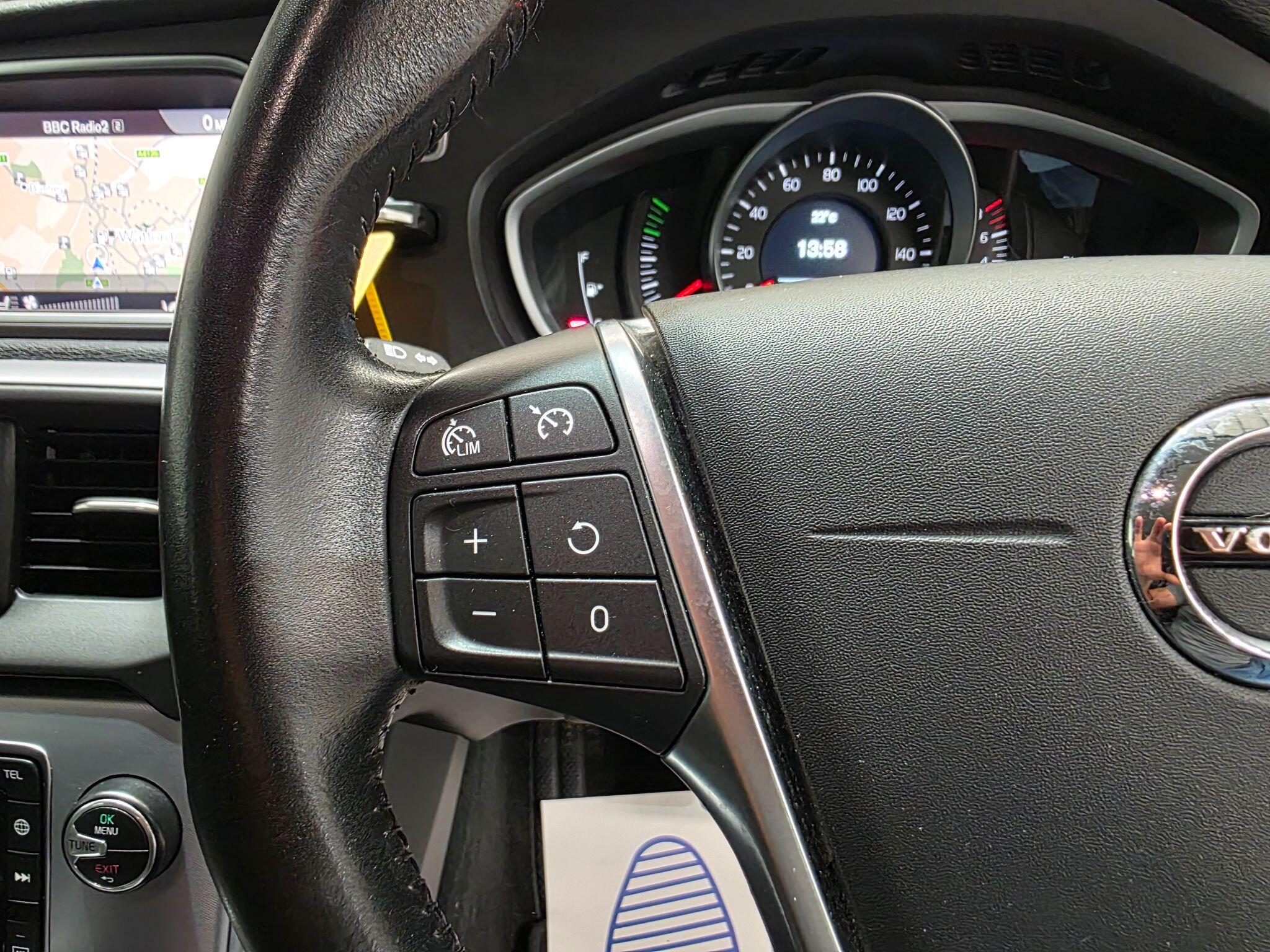 Volvo V40 Cross Country view 16