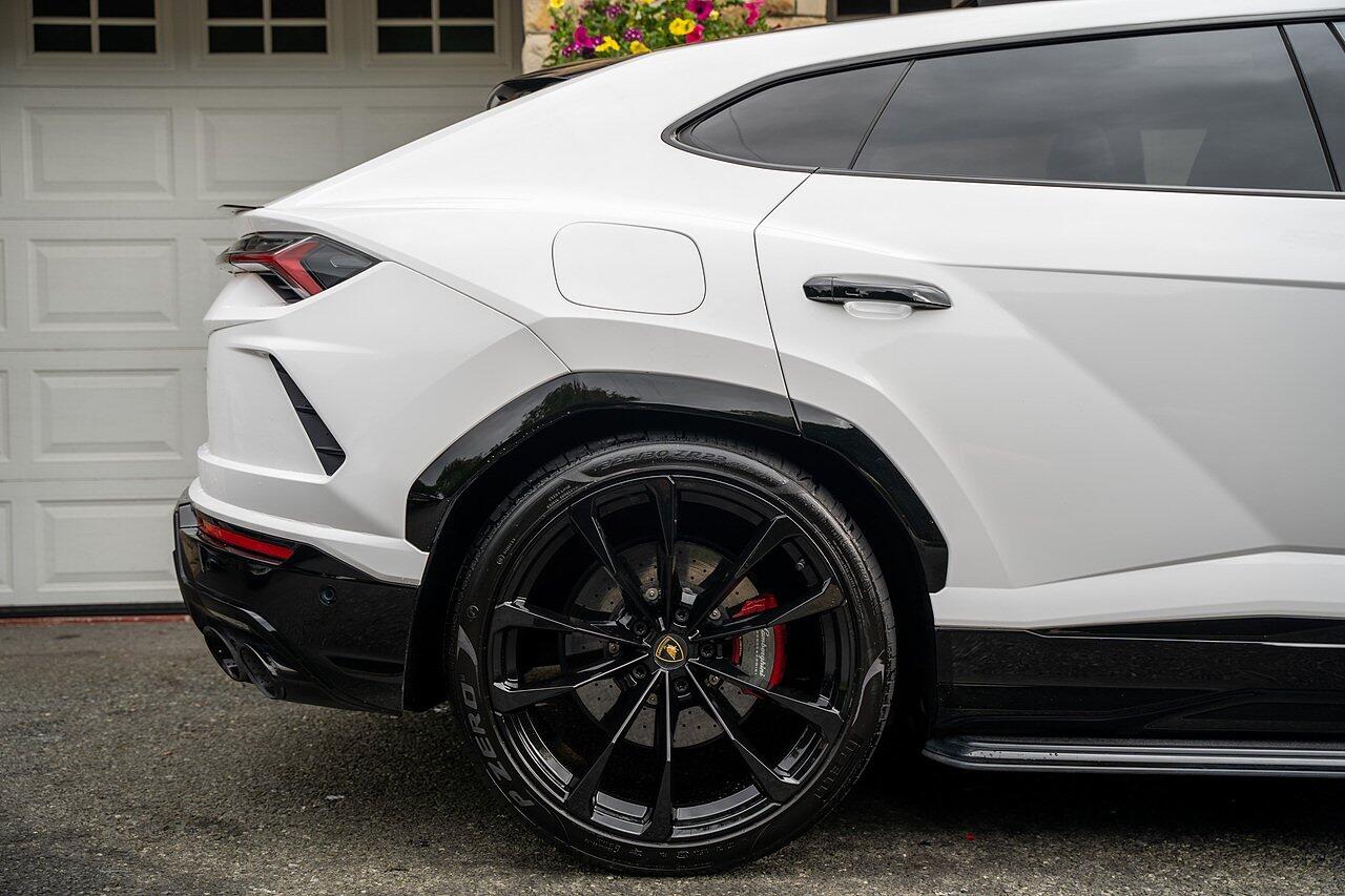 Lamborghini Urus view 6