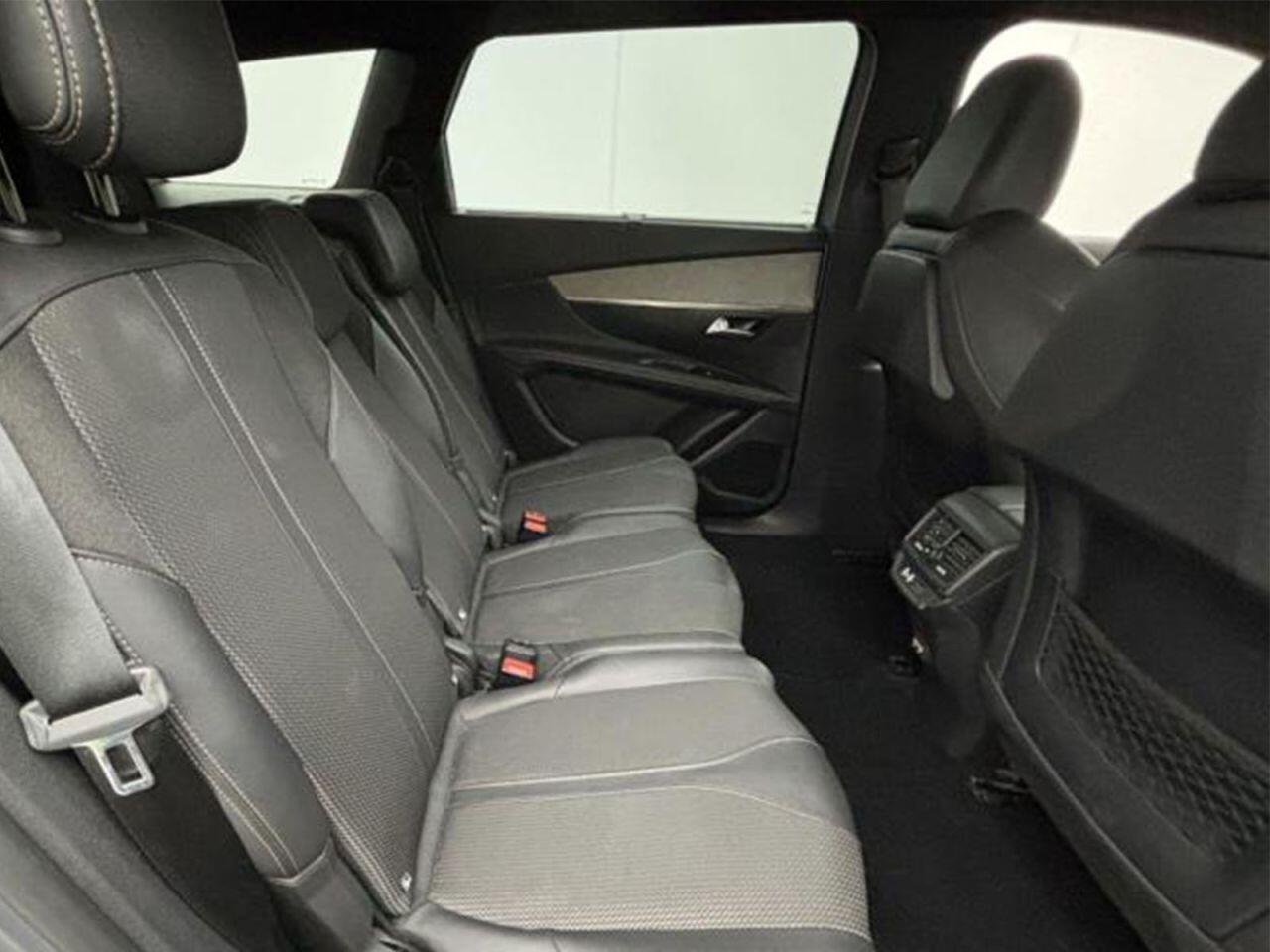 Peugeot 5008 view 5