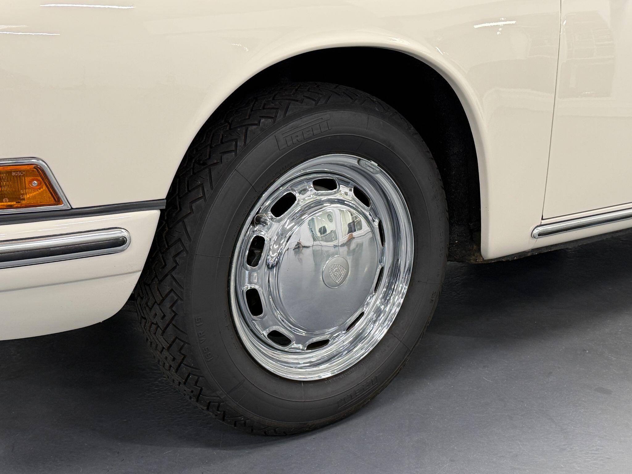 Porsche 911 view 28