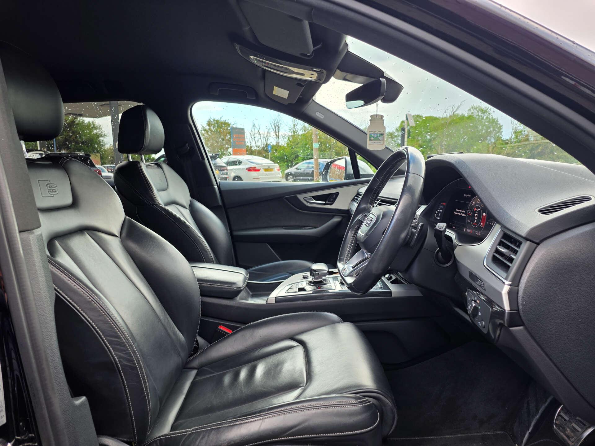 Audi SQ7 view 22