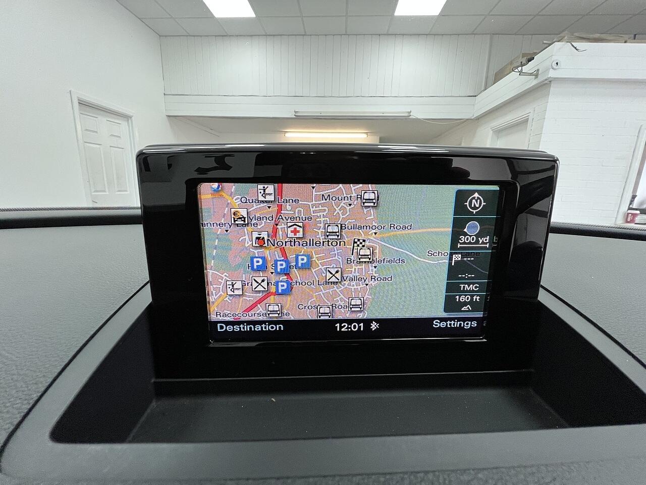 Audi Q3 view 10