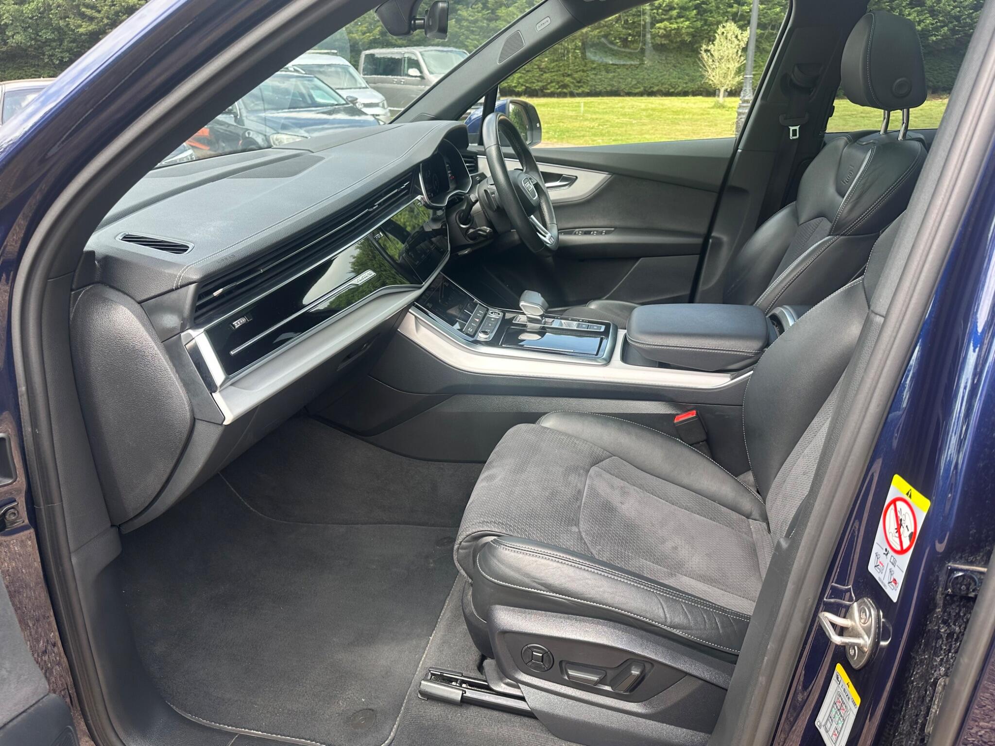 Audi Q7 view 30