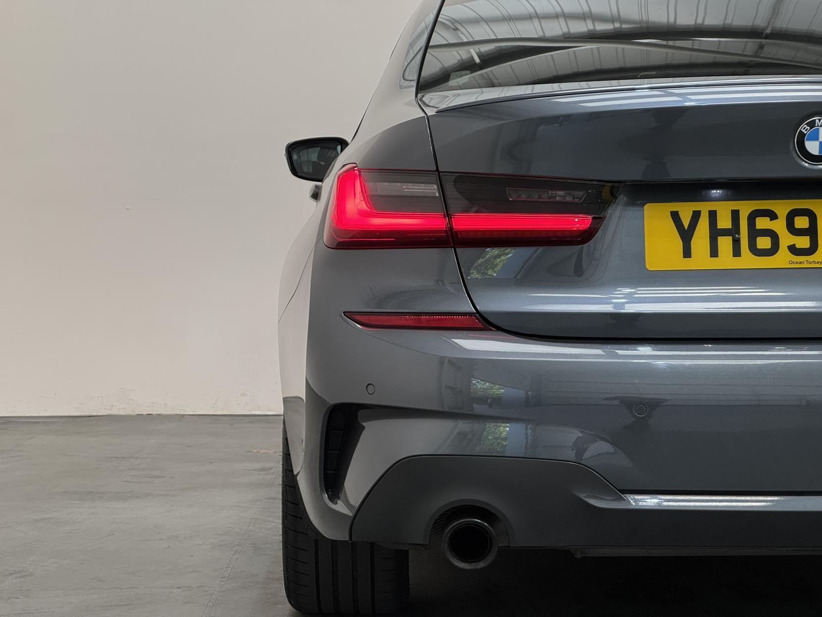 BMW 3 Series view 14