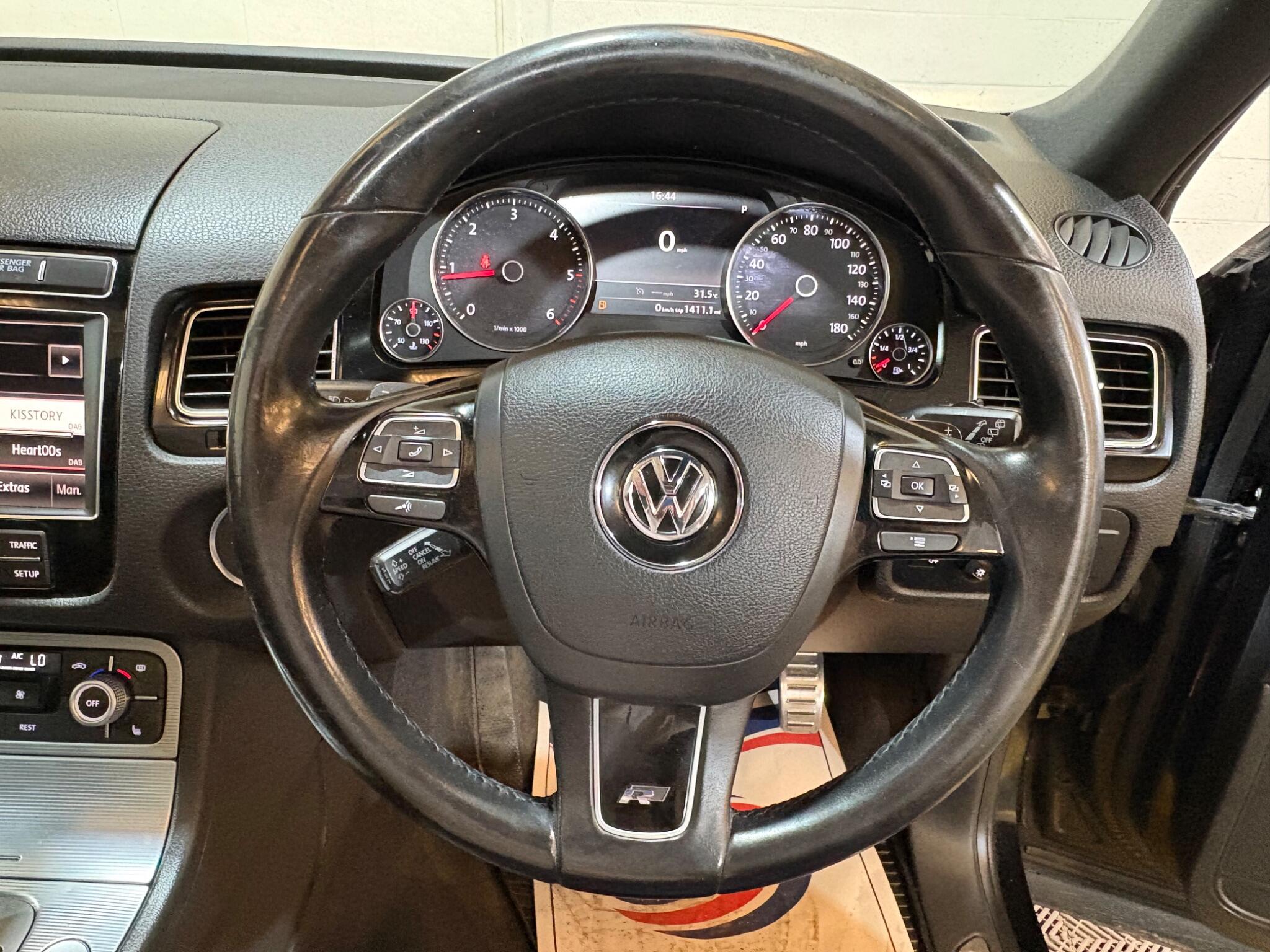 Volkswagen Touareg view 6