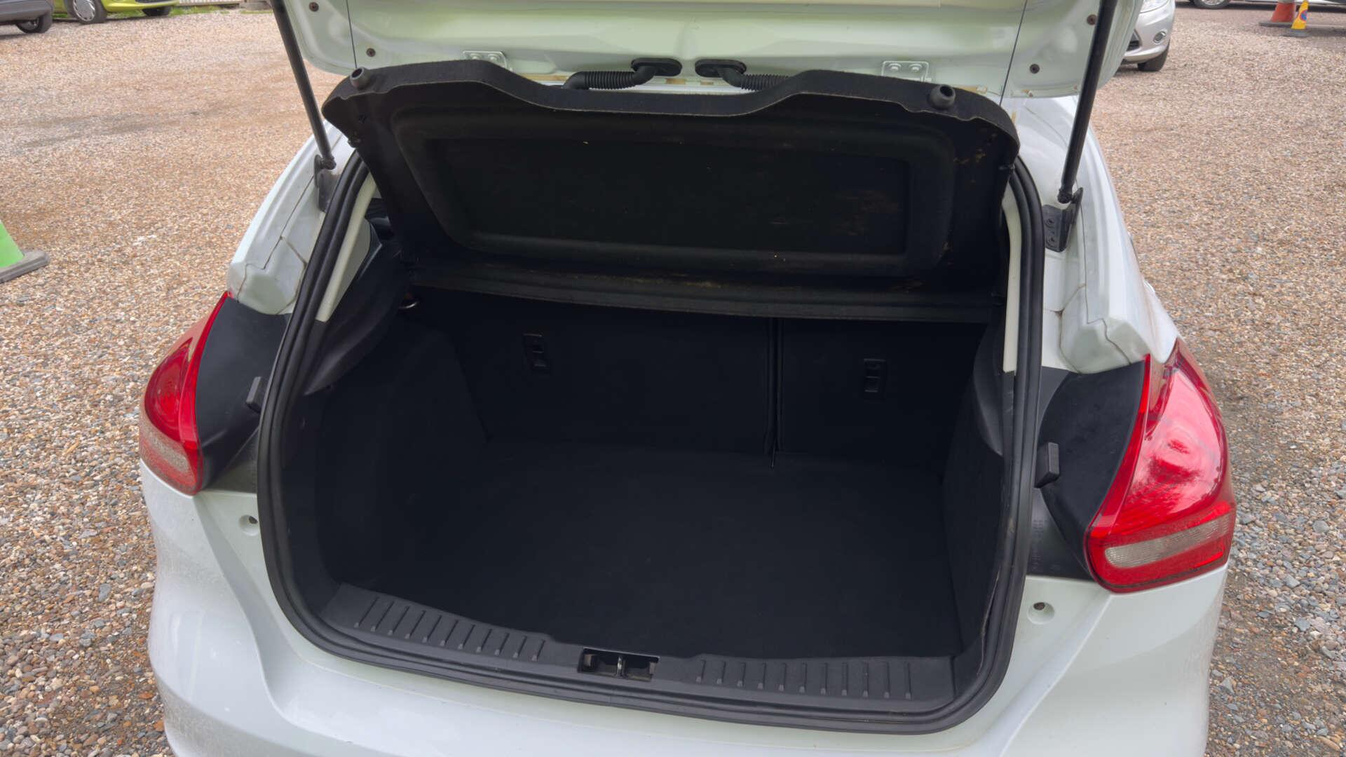 Ford Focus view 41