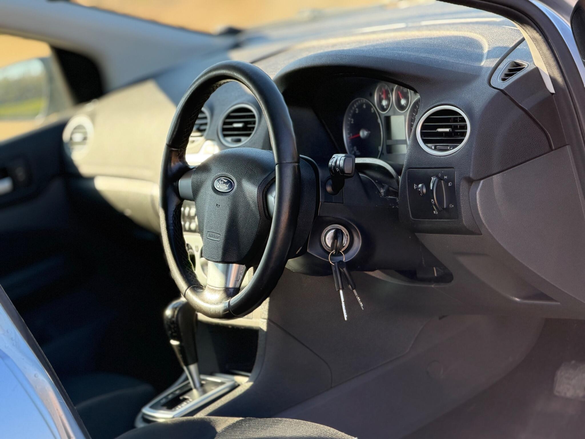 2006 Ford Focus 1.6 Zetec Climate 5dr image 25