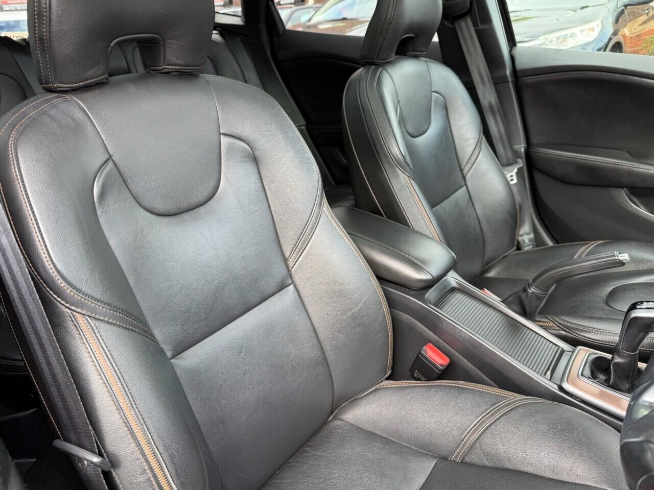 Volvo V40 Cross Country view 22