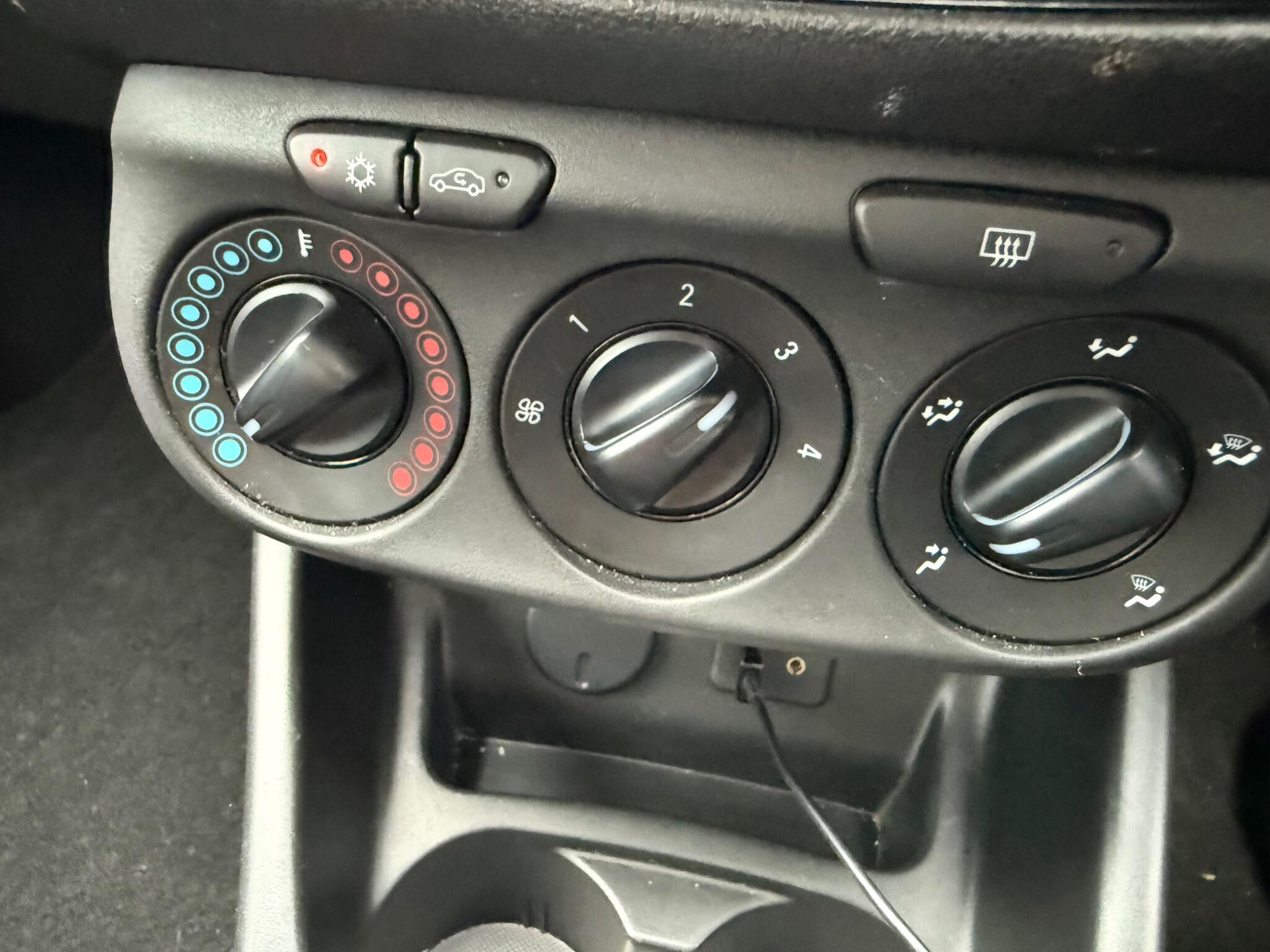 Vauxhall Corsa 1.4i ecoTEC Limited Edition Euro 6 3dr — photo 33 of 96