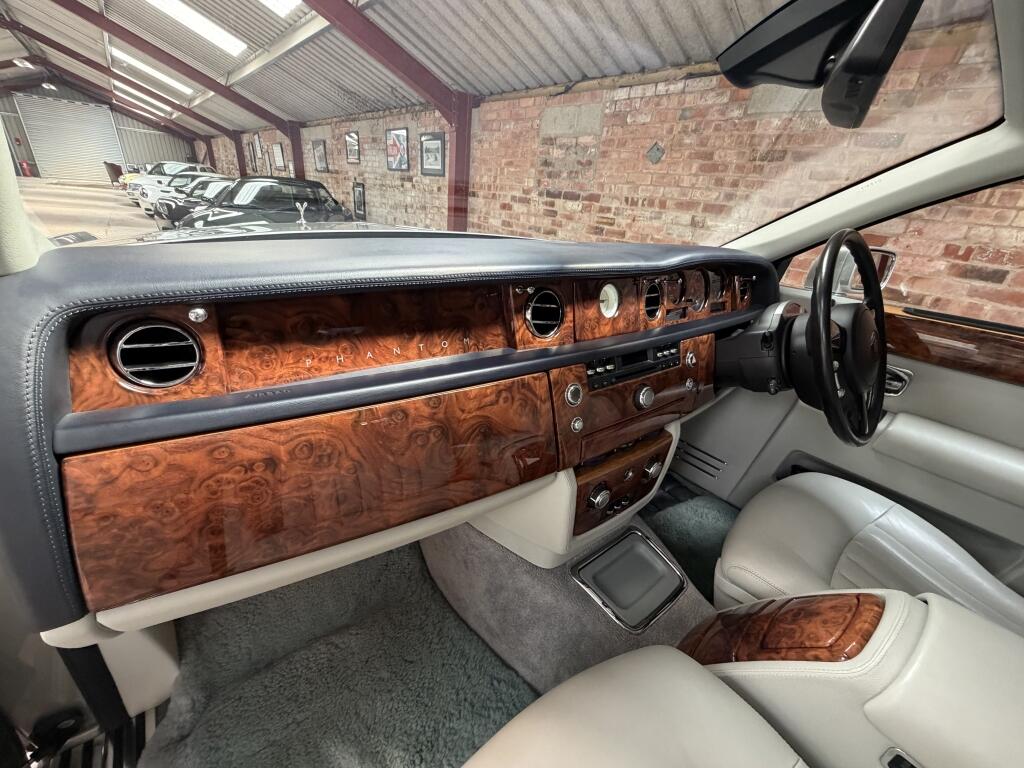 Rolls-Royce Phantom view 6