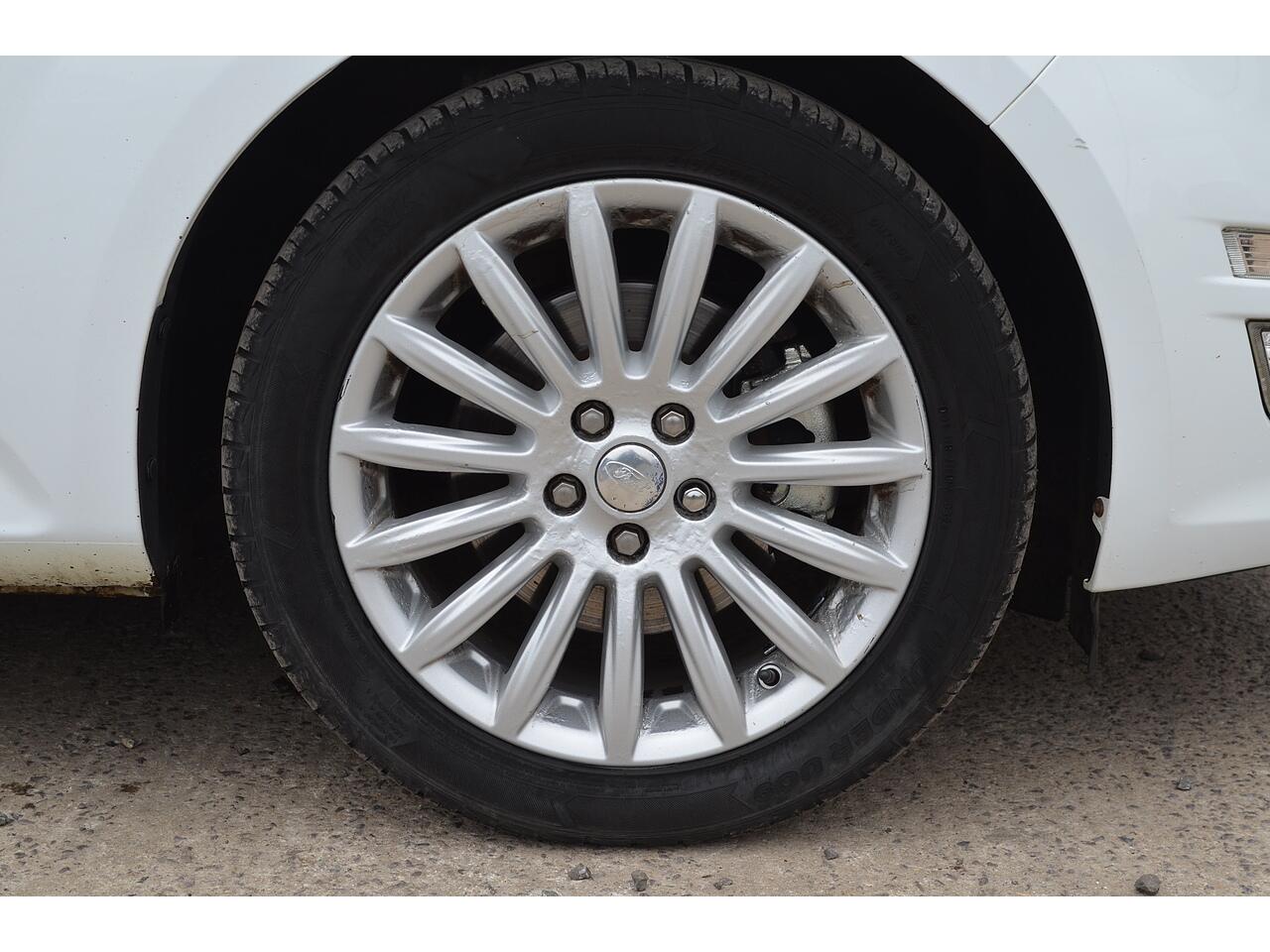 Ford Mondeo view 22