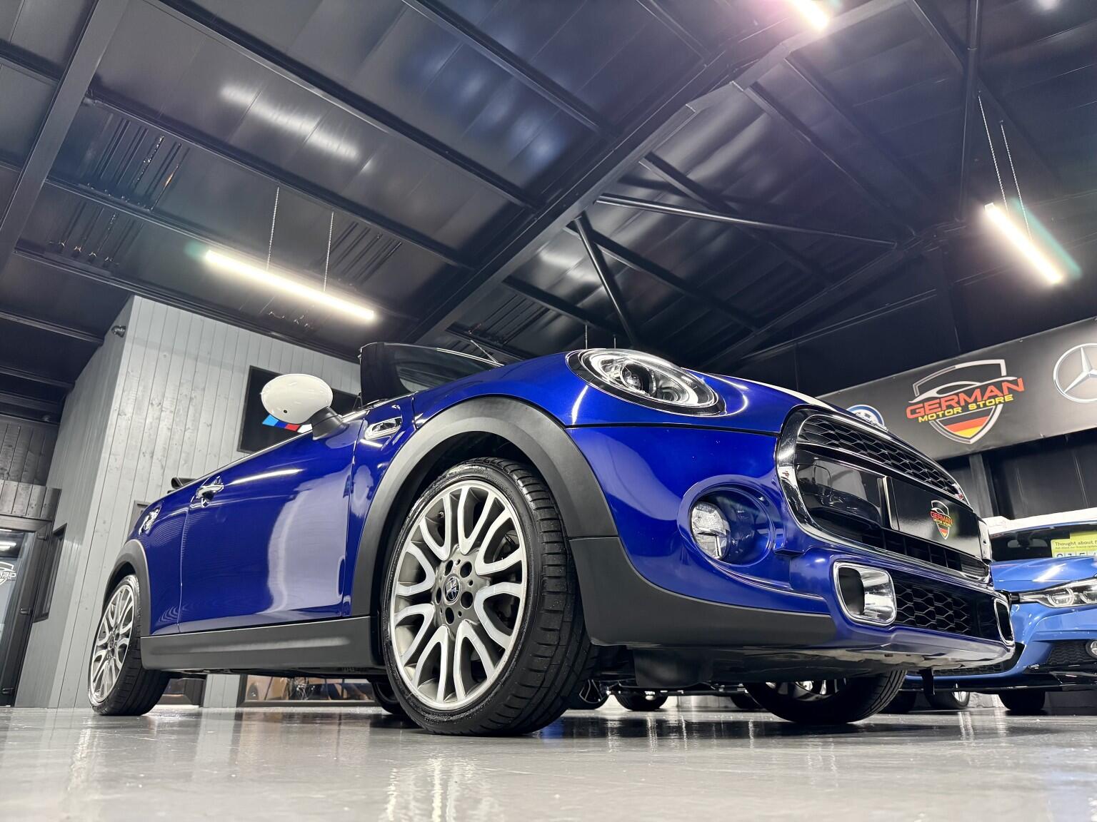Mini Convertible view 19