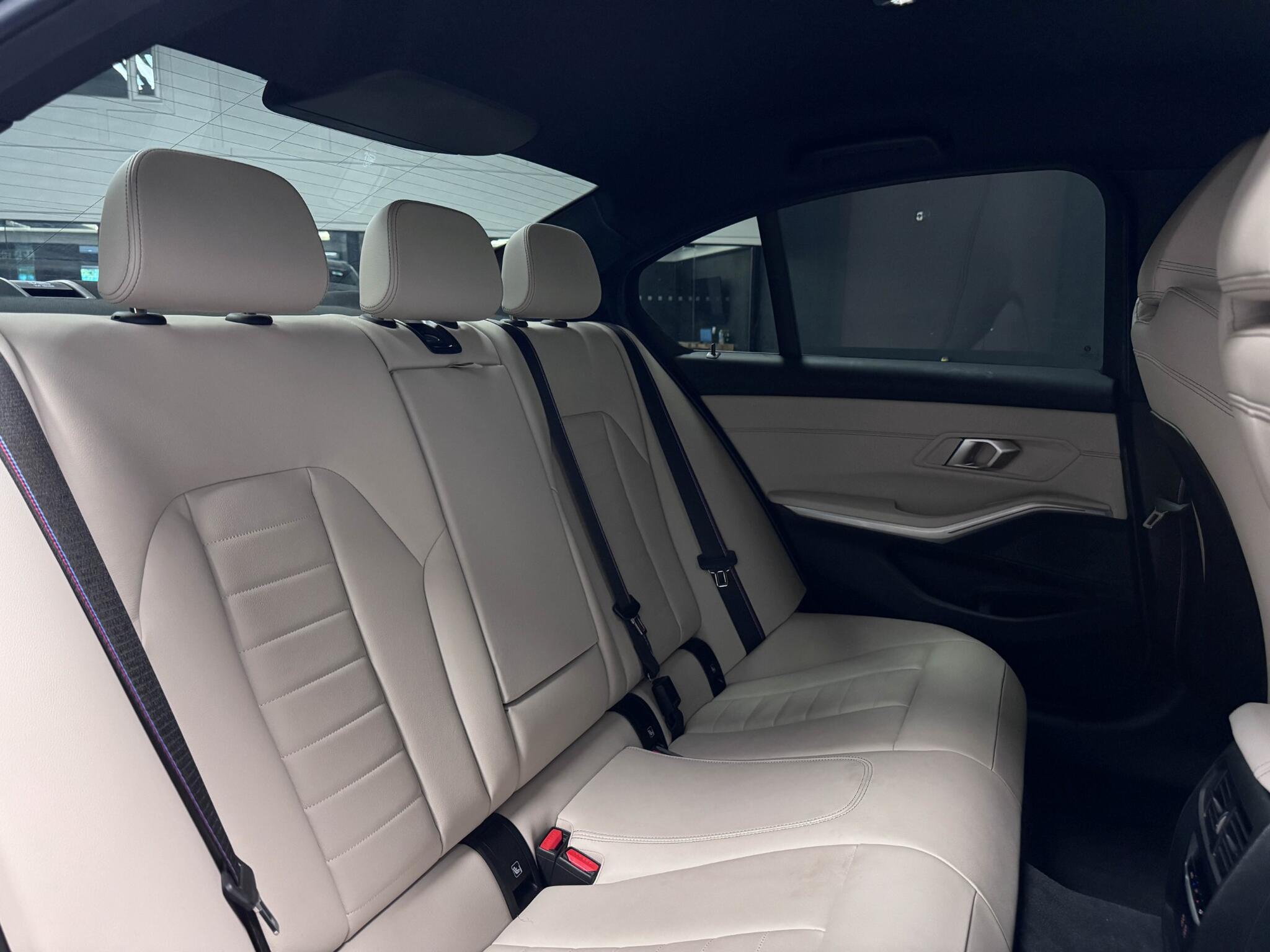 BMW 3 Series view 26